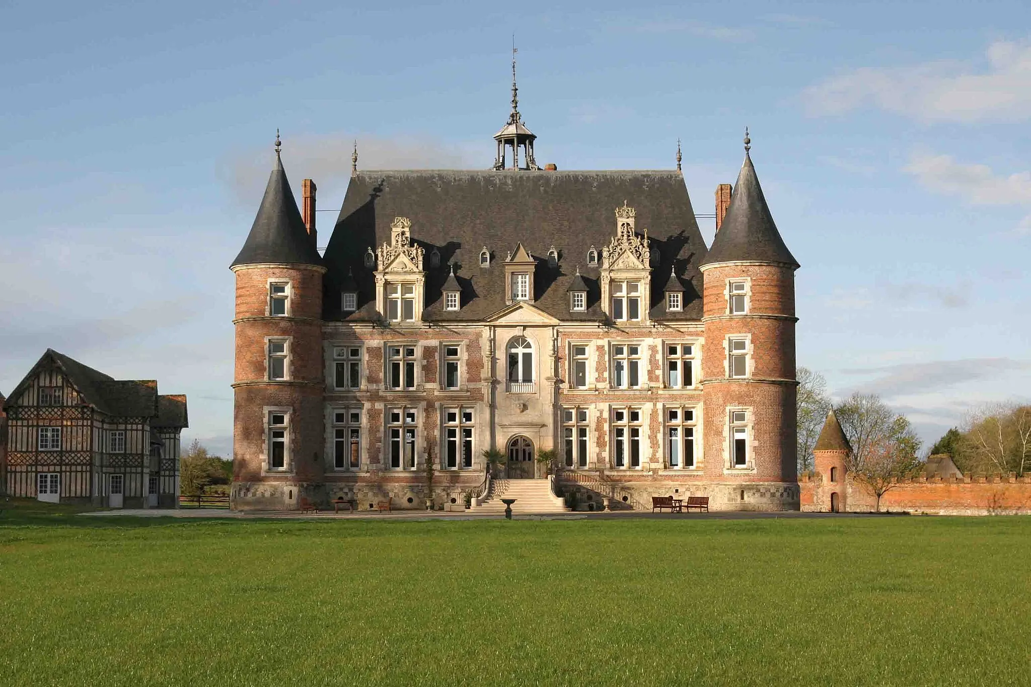 Photo showing: Château de Tilly - Photo de la façade principale après restauration