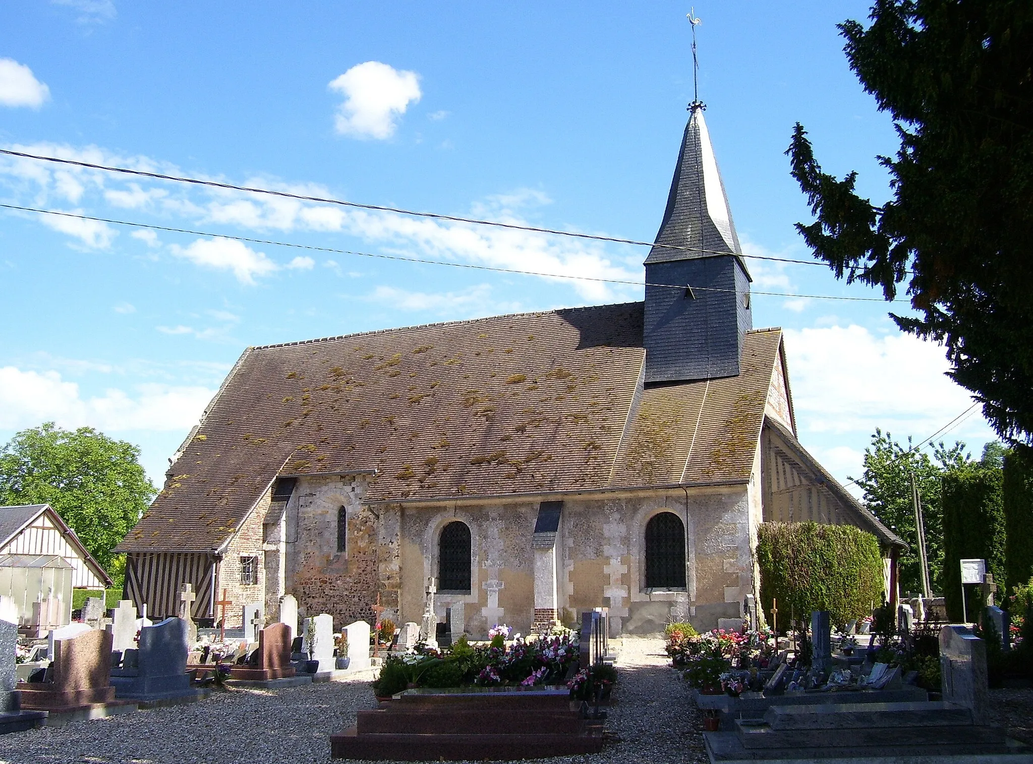 Photo showing: The church Saint-Aubin in Authou (département Eure, Normandie, France) was built in the 12th and 13 th century.