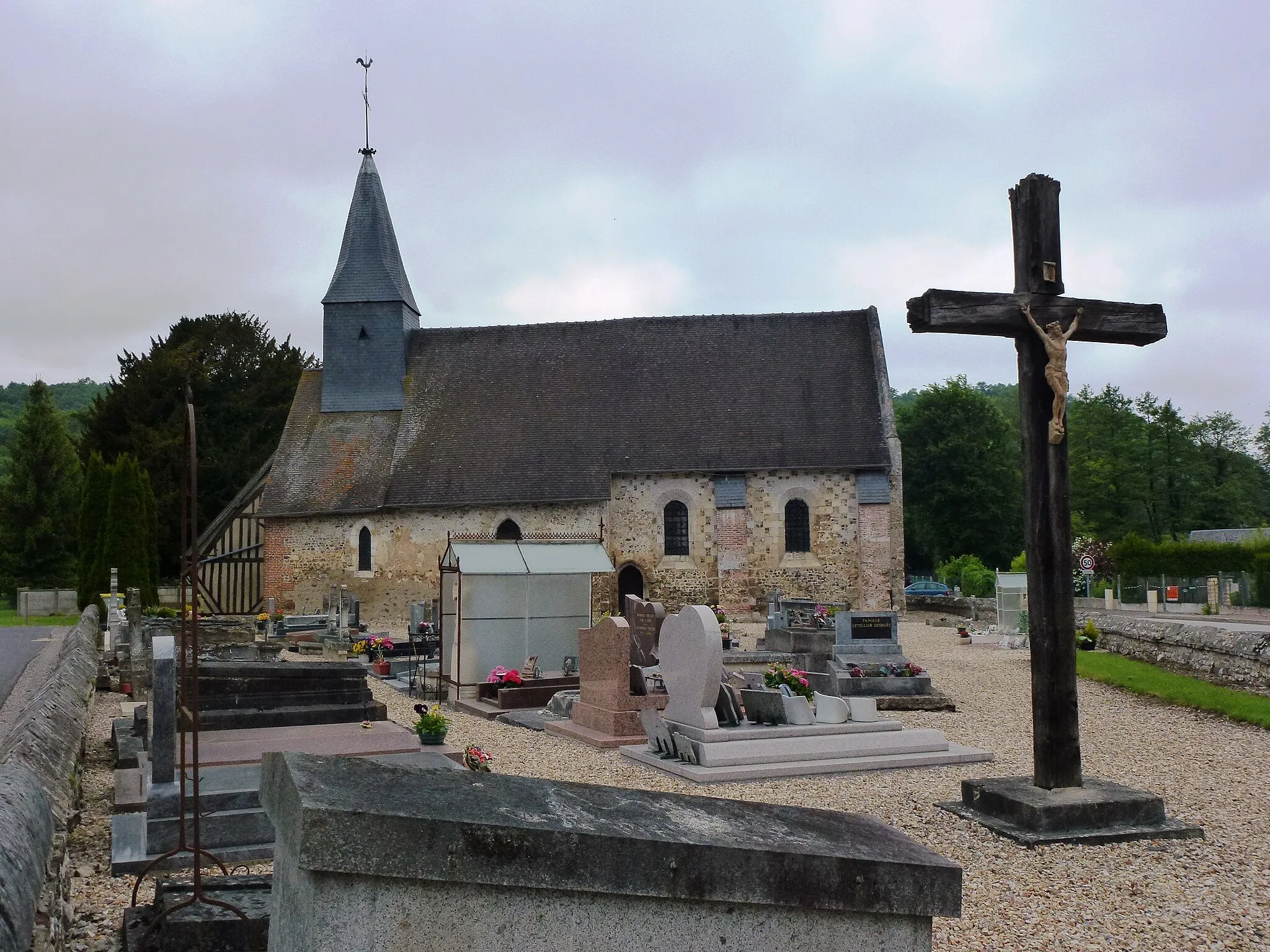 Photo showing: Authou (Eure, Fr) église et croix de cimetière