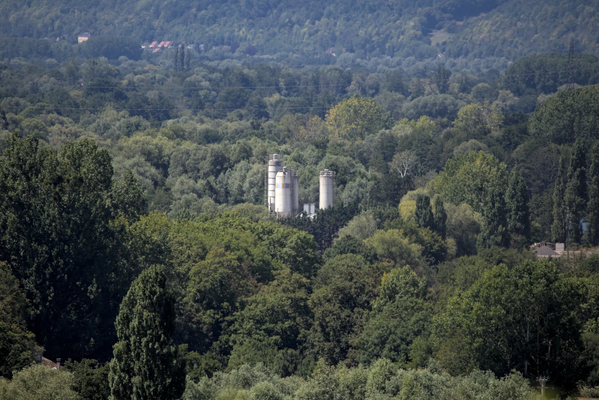 Photo showing: Unibéton in Condé-sur-Risle seen from the medieval castle in Montfort-sur-Risle.