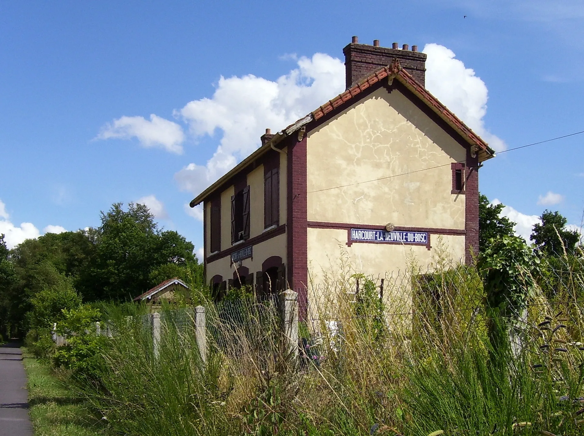 Photo showing: Disused trainstation of Harcourt - La Neuville-du-Bosc in the departement Eure, Normandie, France.