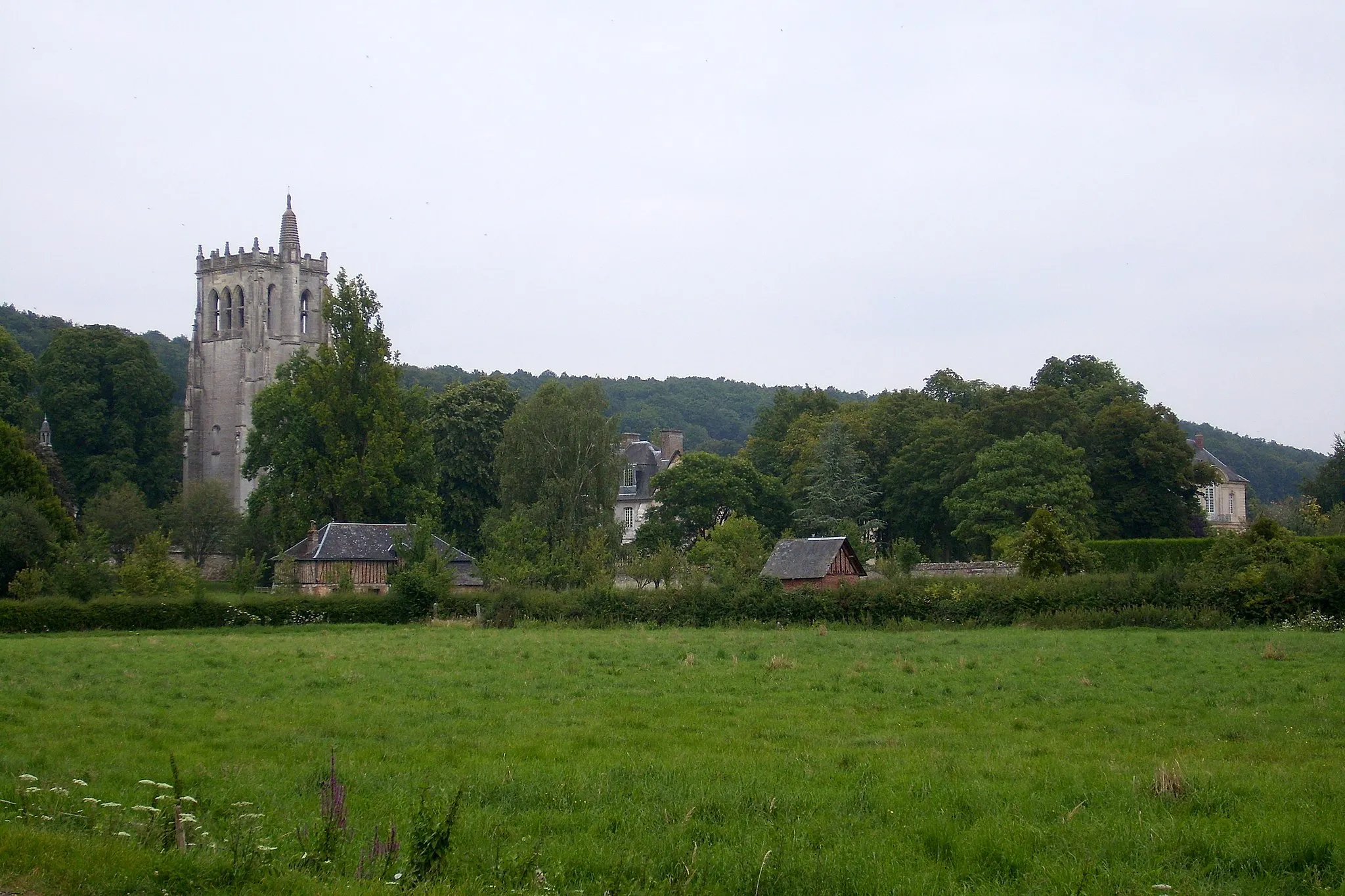 Photo showing: Vue de l'abbaye du Bec depuis la vallée du bec. Tour Saint-Nicolas et bâtiments conventuels.