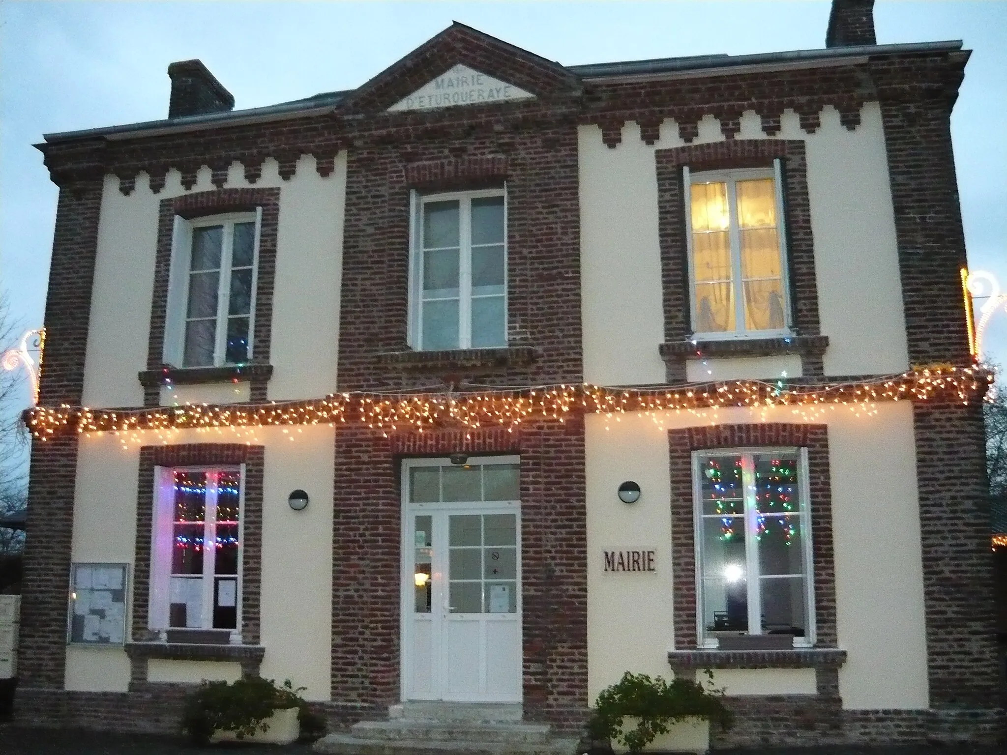 Photo showing: La Mairie d'Éturqueraye à Noël