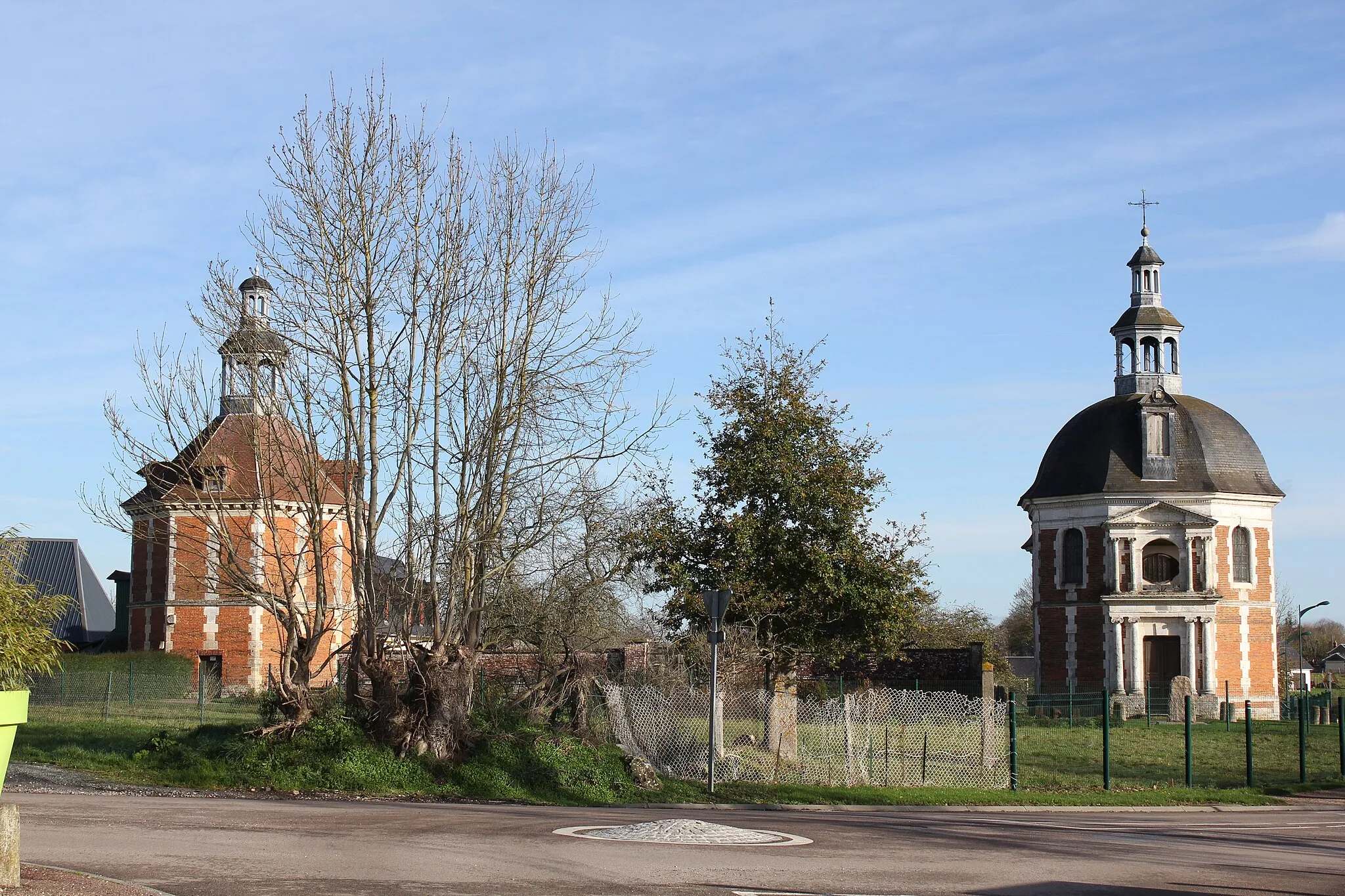 Photo showing: Manneville-sur-Risle Chapelle et Colombier du château de Bonneboscq.