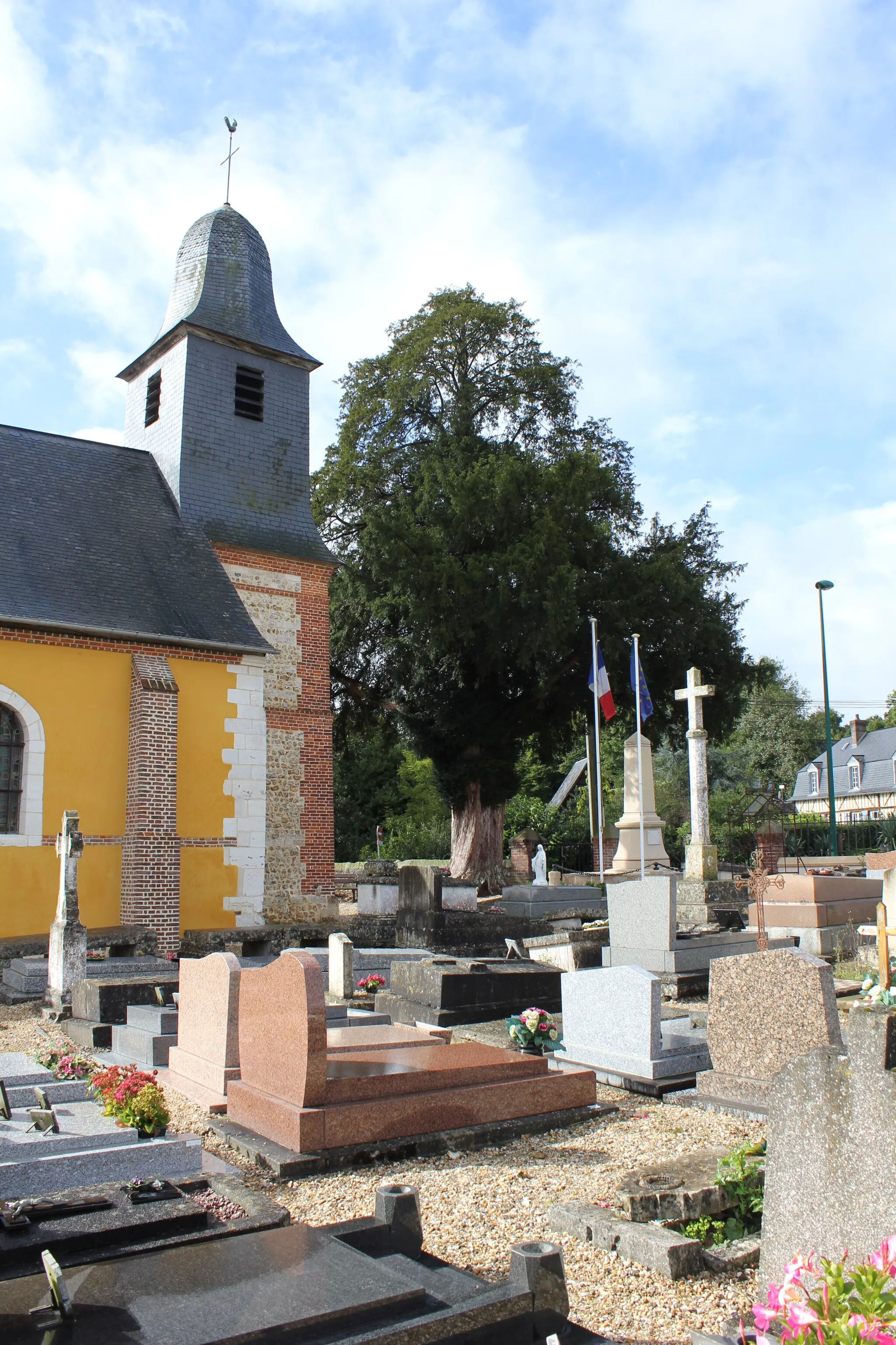 Photo showing: Vue du portail de l'église