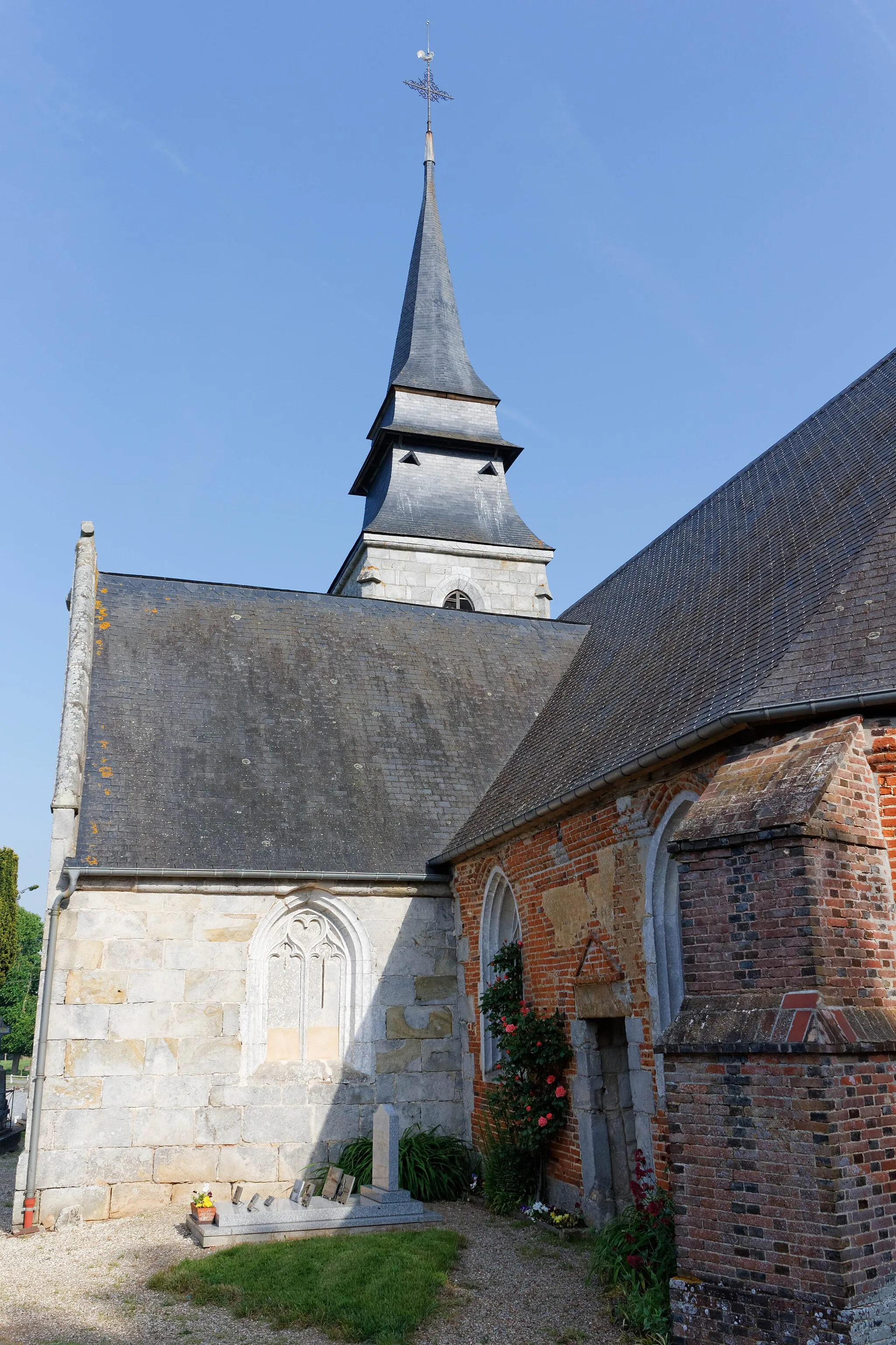 Photo showing: Vue extérieure de l'église Notre-Dame du Chamblac.