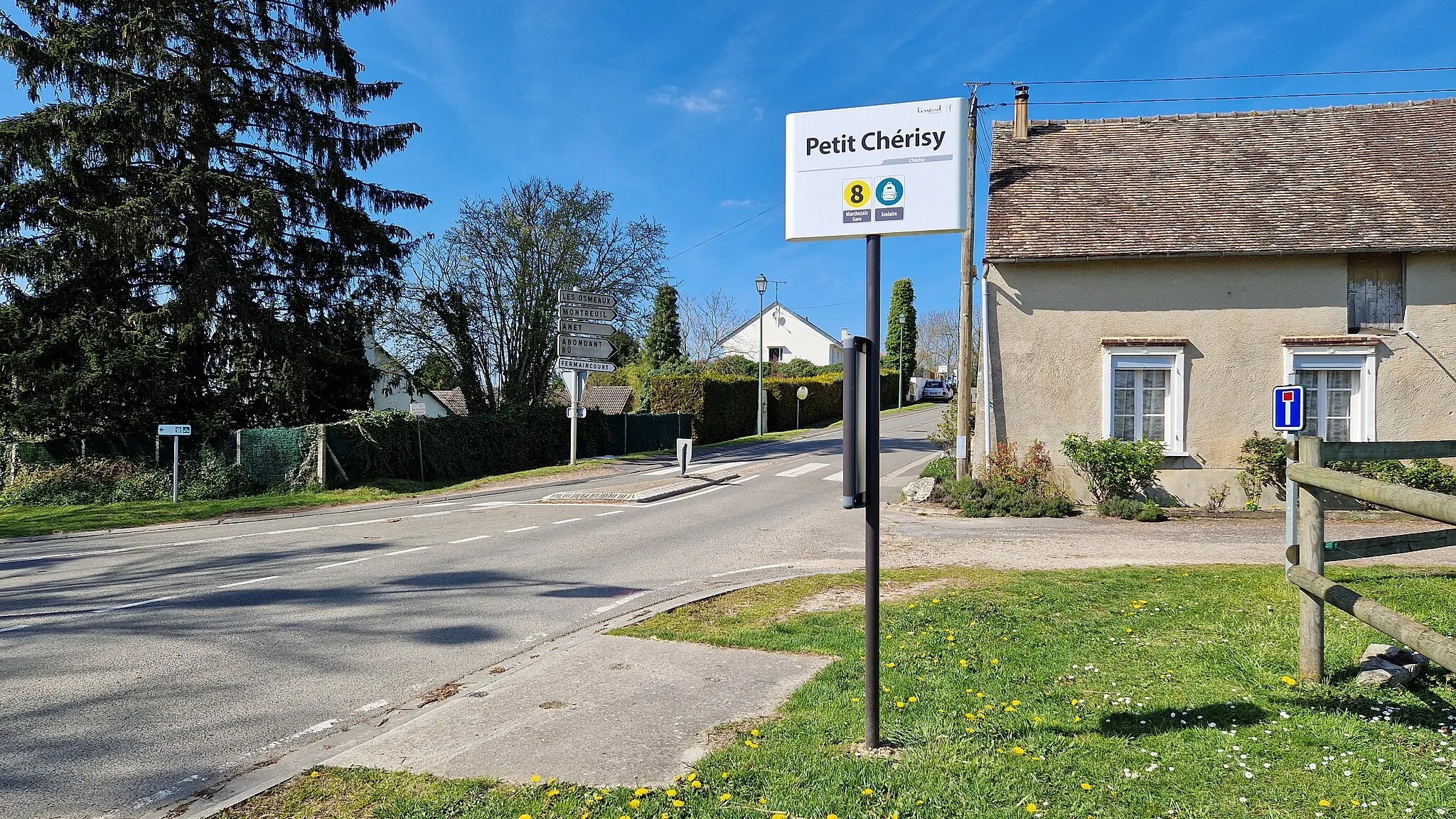 Photo showing: Le panneau d'arrêt de bus Petit Cherisy. Sur la ligne 8 (Gares - Marchezais).