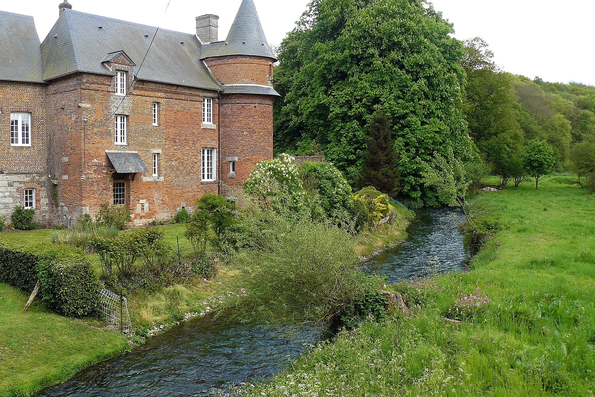 Photo showing: La rivière Saâne à hauteur du pont sur la RD 107 (partie du GR 212B), entre Biville-la-Rivière et Royville (Seine-Maritime, France)