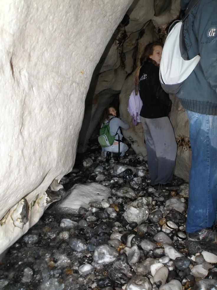 Photo showing: La rivière souterraine du Heurt à Senneville-sur-Fécamp. Karst ancien au mode paragénétique, réactivé en mode syngénétique, posséde une cascade de 8 mètres (voir détails dans Spéléo-Drack n°16 ISSN 0224-1749 - se développe dans la craie