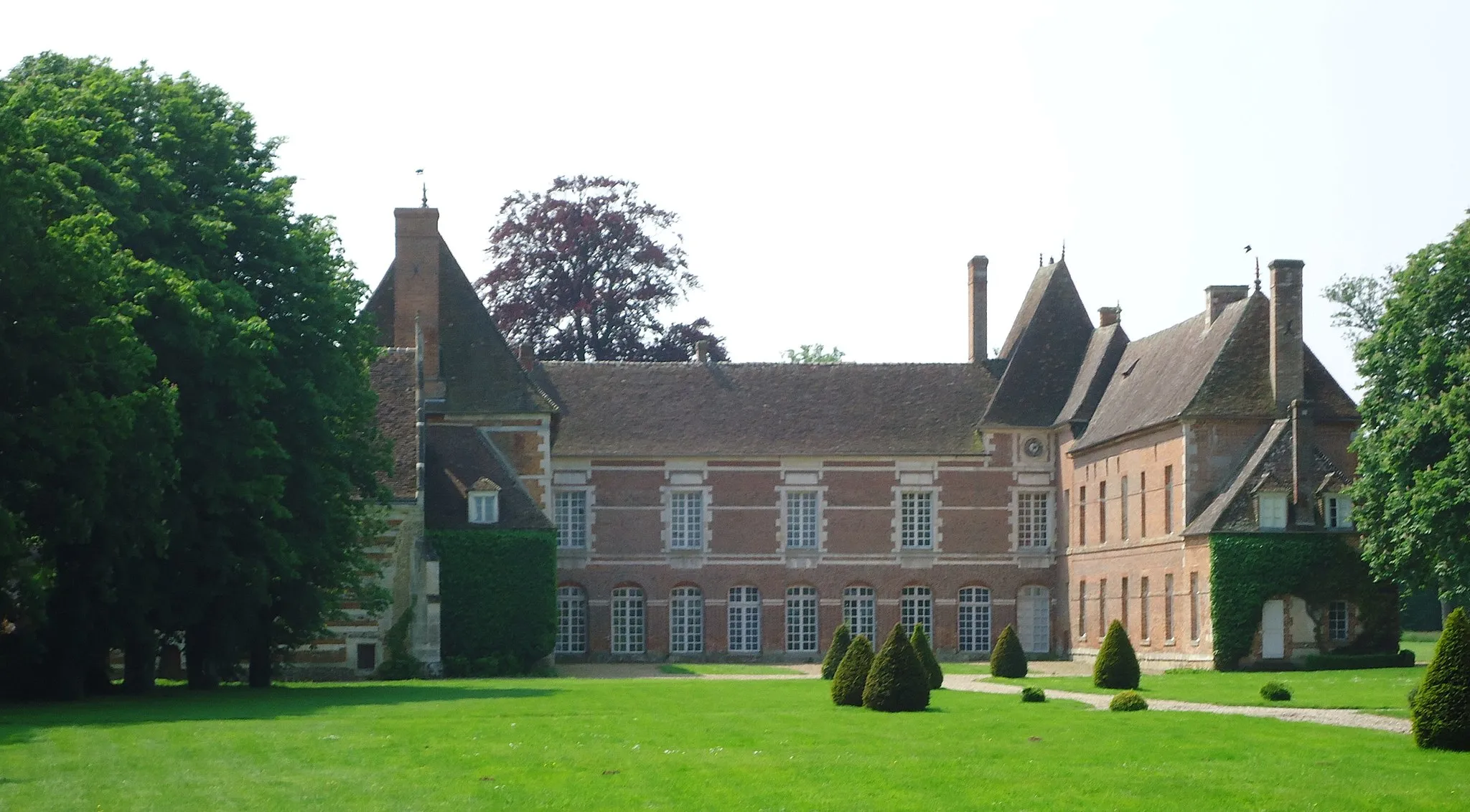 Photo showing: Grandvilliers - Chateau d'Hellenvilliers, XVe, XVIe, XVIIIe et XIXe (ISMH) - Façade nord