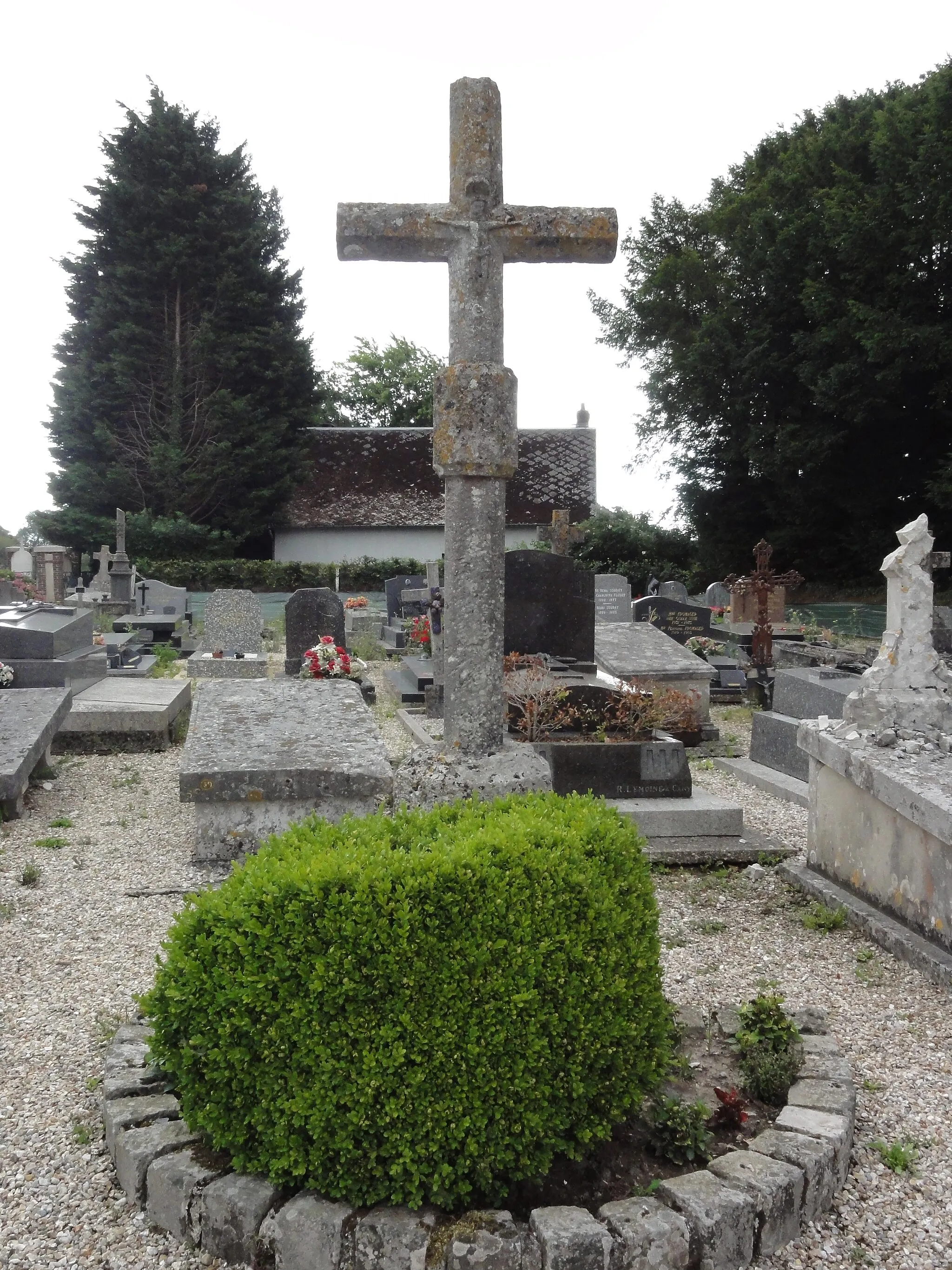 Photo showing: Routes (Seine-Mar.) croix du cimetière