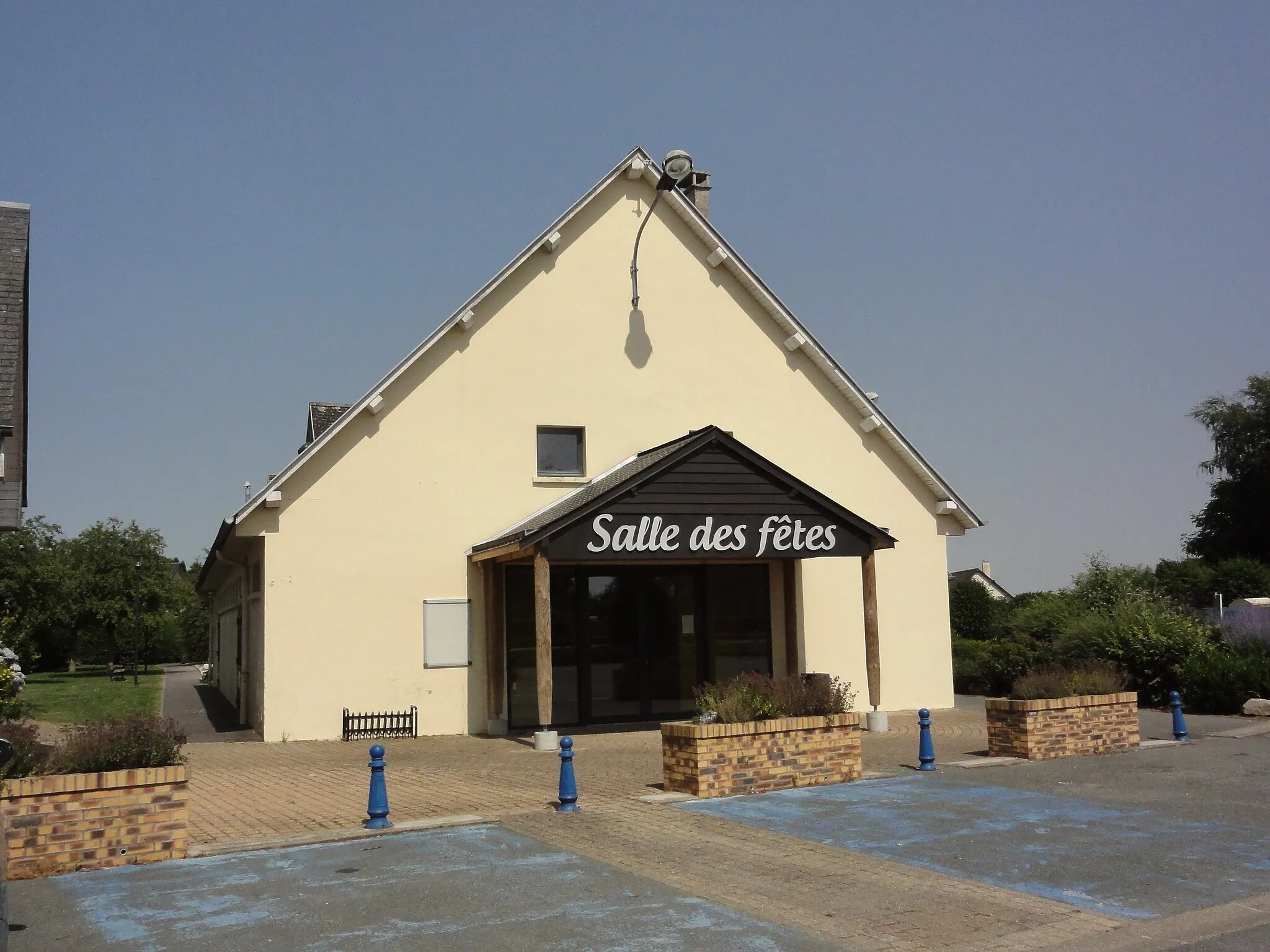 Photo showing: Ypreville-Biville (Seine-Mar.) salle des fêtes