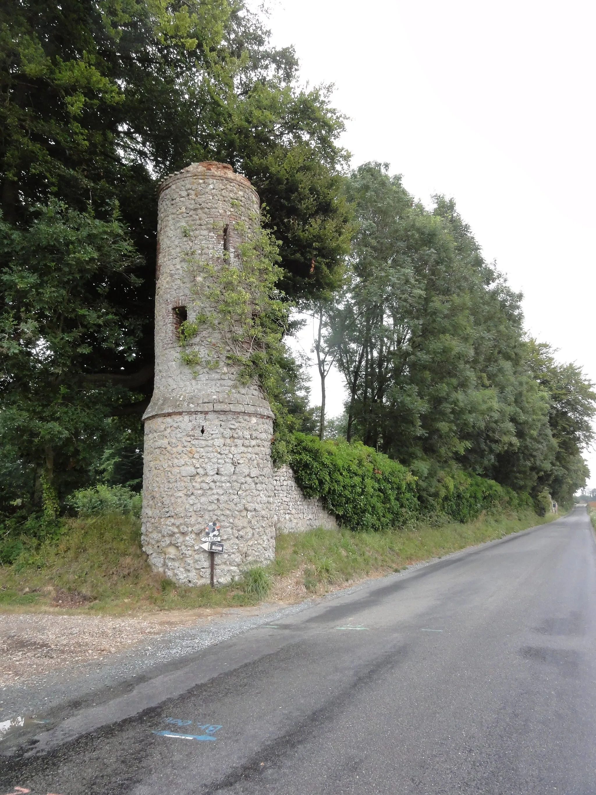 Photo showing: Angerville-Bailleul (Seine-Maritime) tour d'angle du domaine de Bailleul