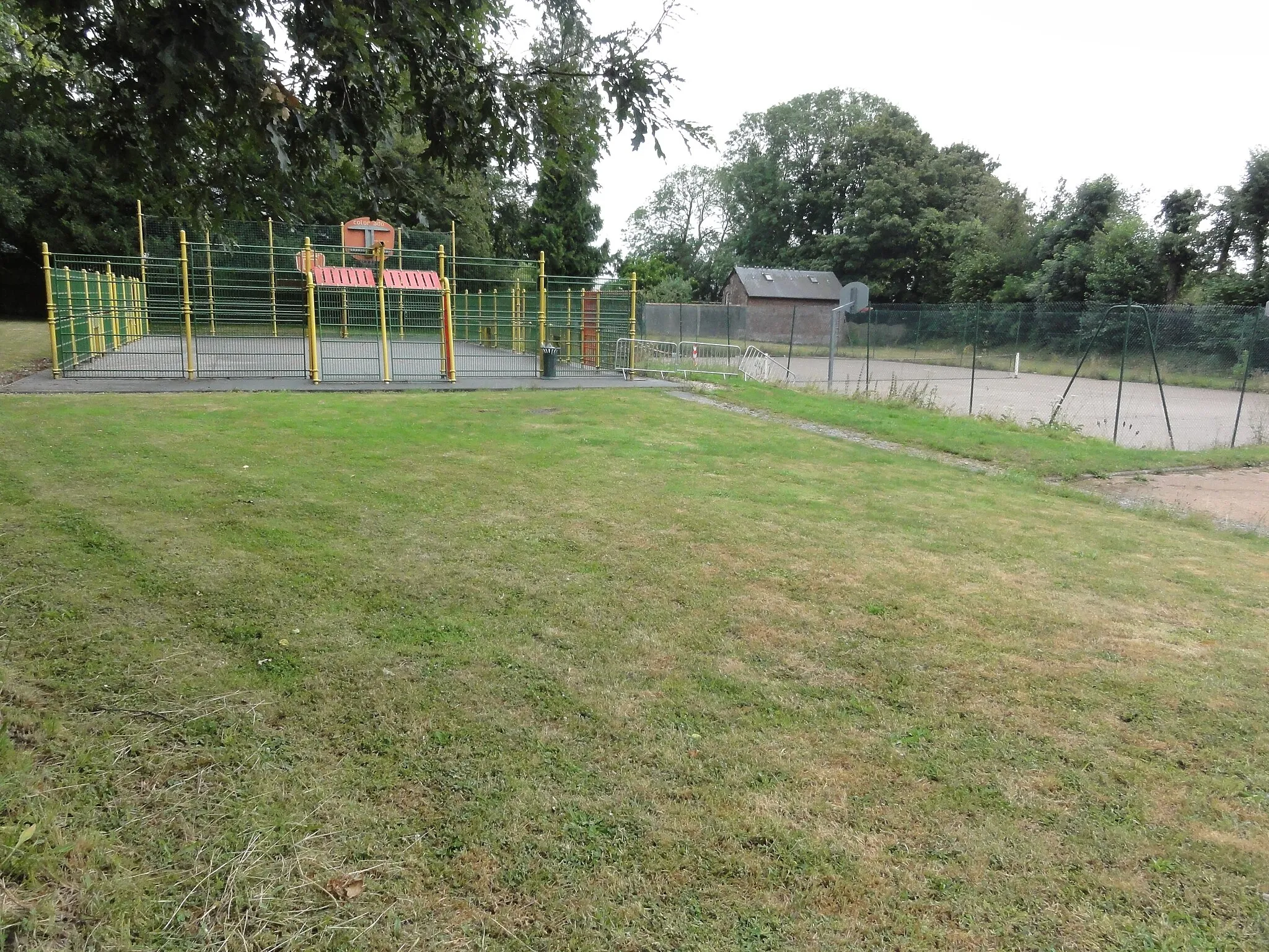 Photo showing: Annouville-Vilmesnil (Seine-Mar.) terrain multisports