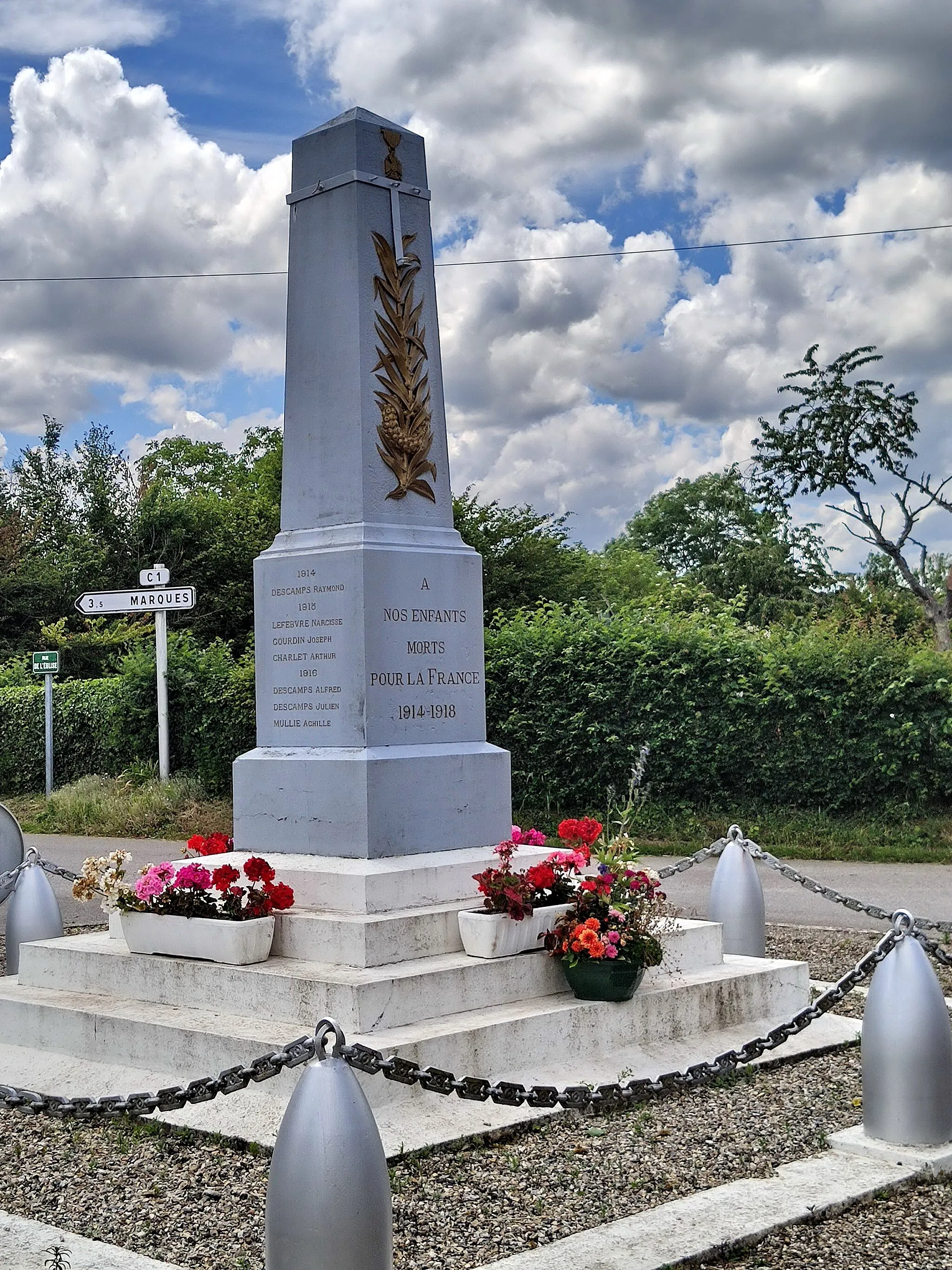 Photo showing: Aubéguimont - Le monument aux morts (début de la liste des Morts pour la France de la Première Guerre mondiale)