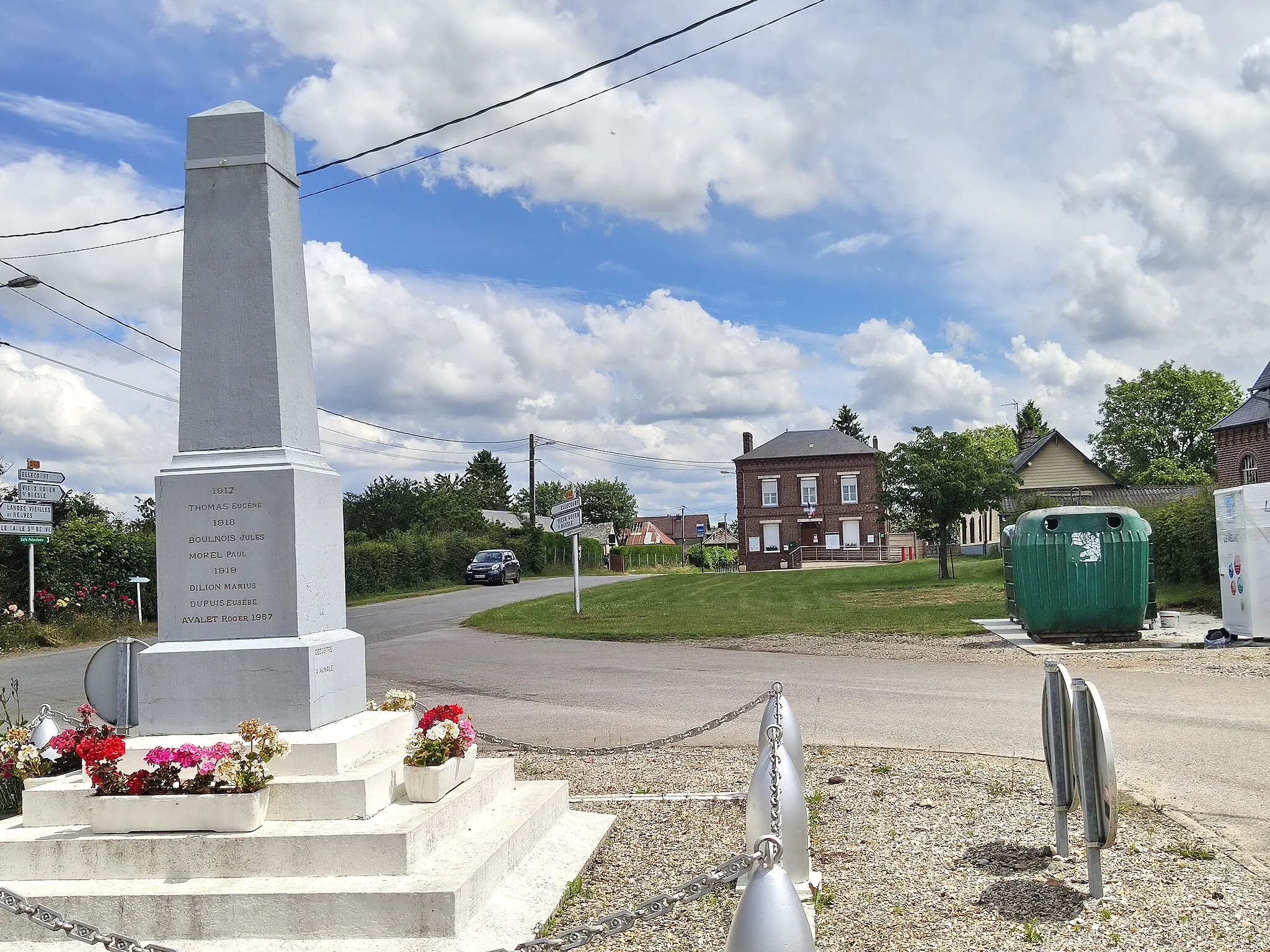 Photo showing: Aubéguimont - Le monument aux morts (début de la liste des Morts pour la France)