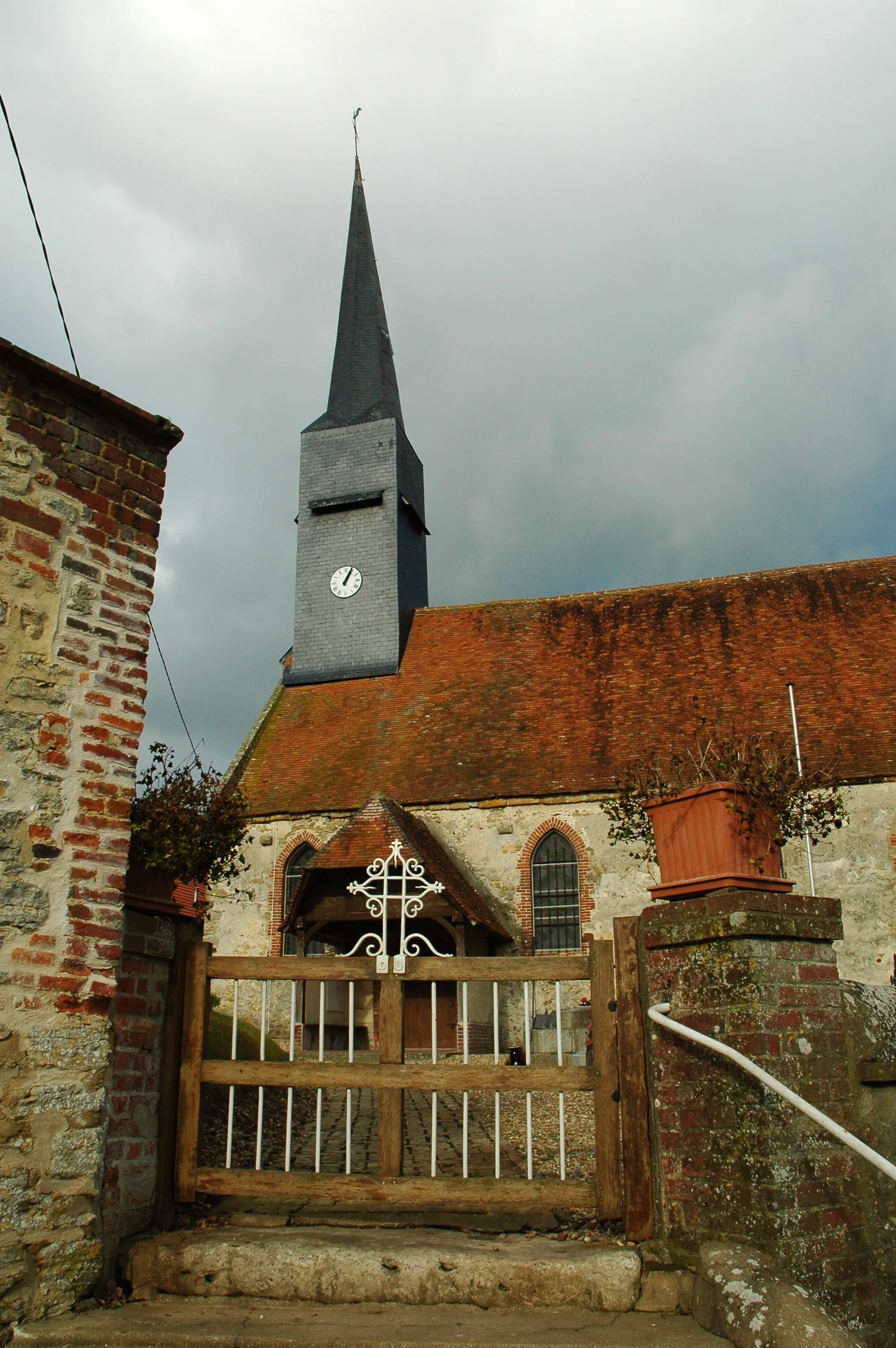 Photo showing: Bouelles (Seine-Maritime, France).

L'église et l'entrée du cimetière.