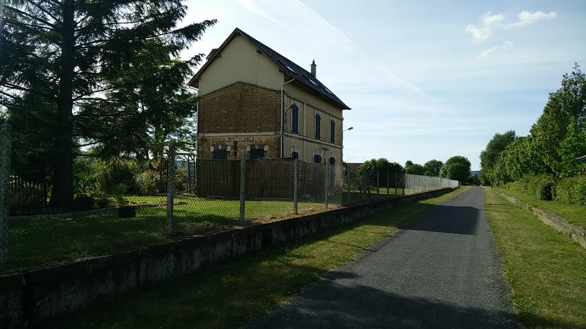 Photo showing: Avenue verte - Ancienne gare de Bures-en-Bray