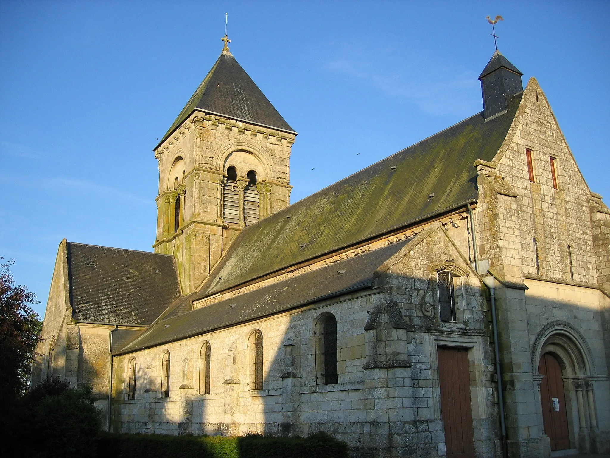 Photo showing: L'église Saint-Paterne à Hauville (27), prise en juin 2005.
Sawyer