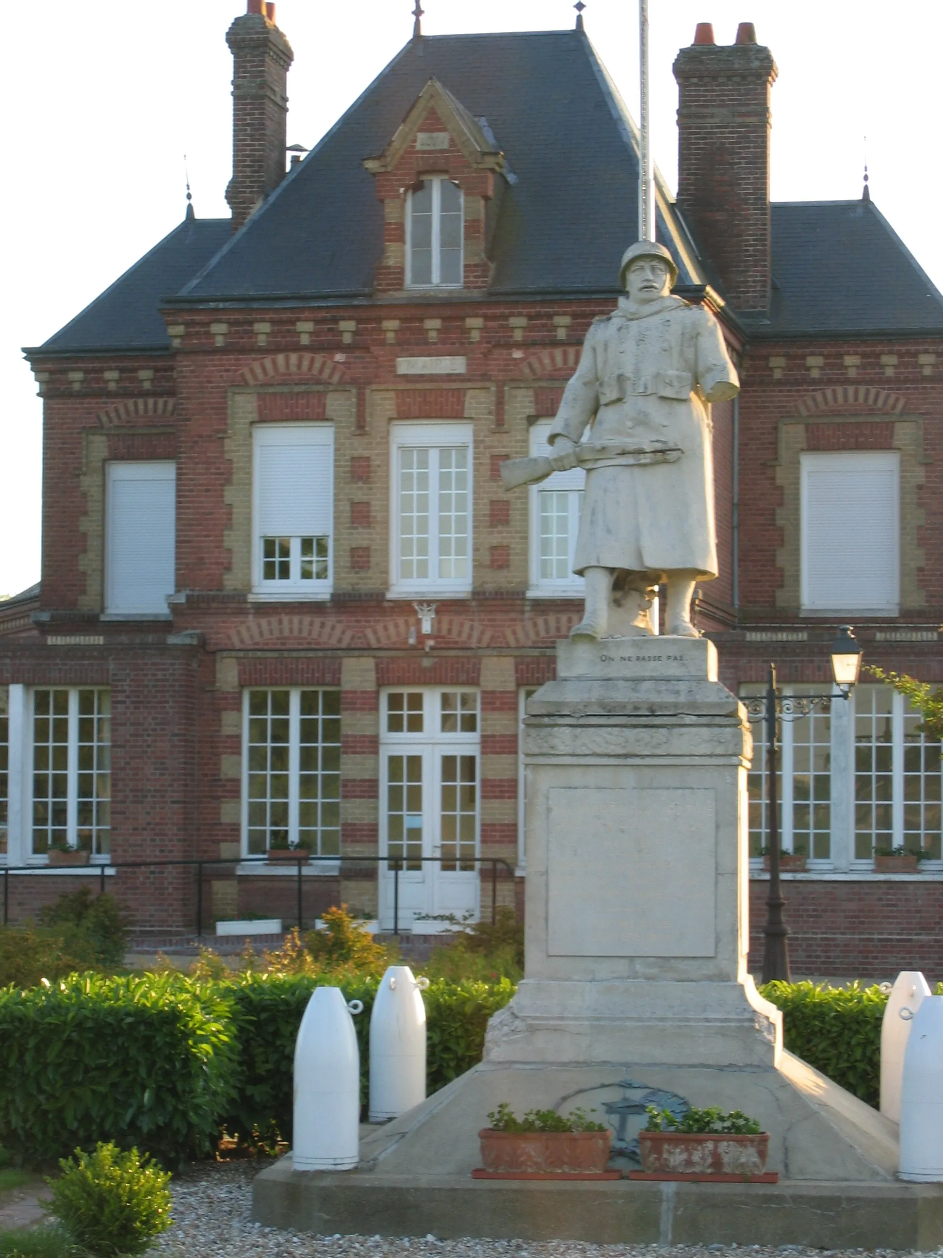 Photo showing: Photo de la mairie d'Hauville (27), prise en juin 2005.
Sawyer