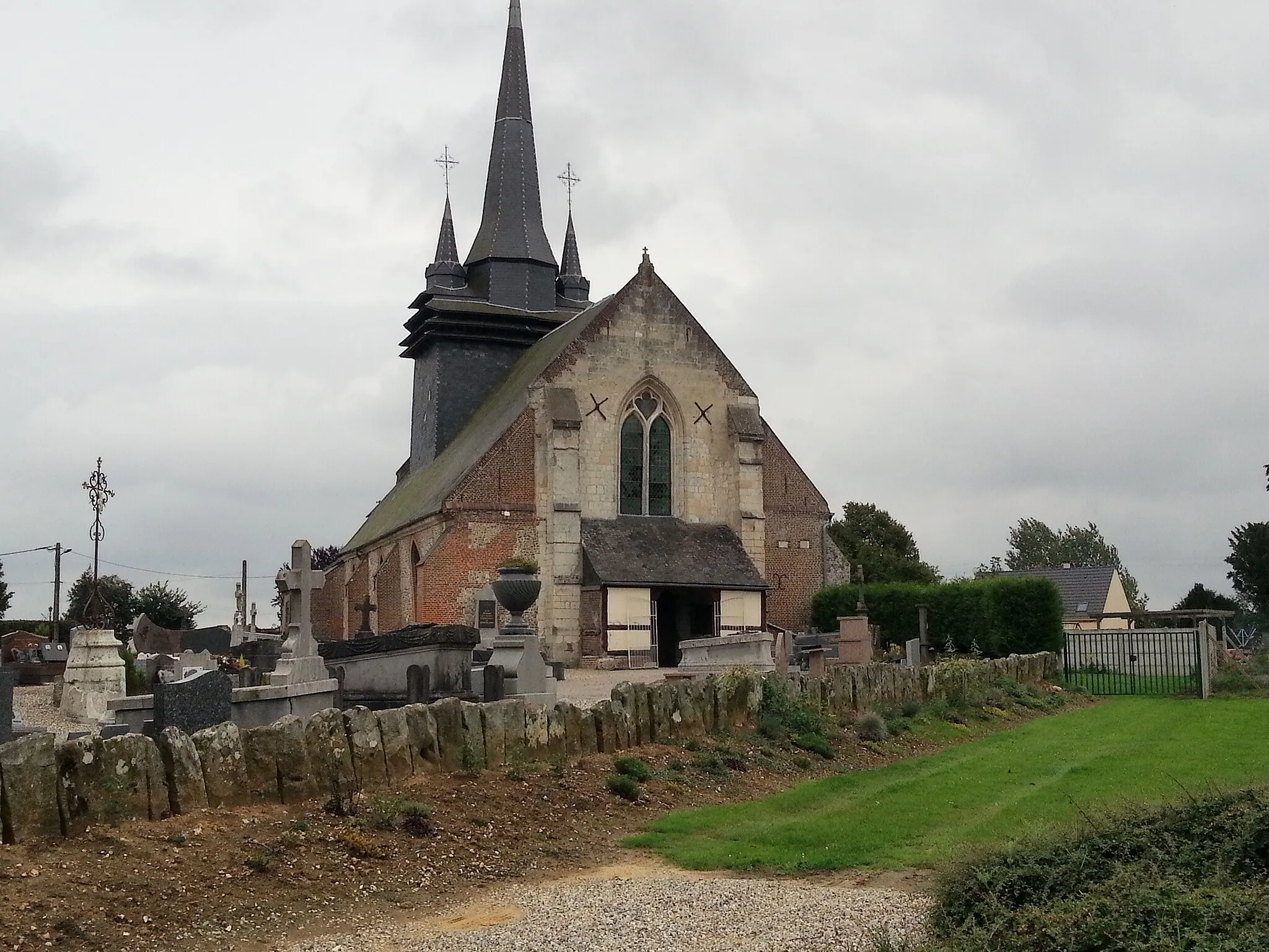 Photo showing: Église Saint-Jean-Baptiste de Romescamps, entourée du cimetière