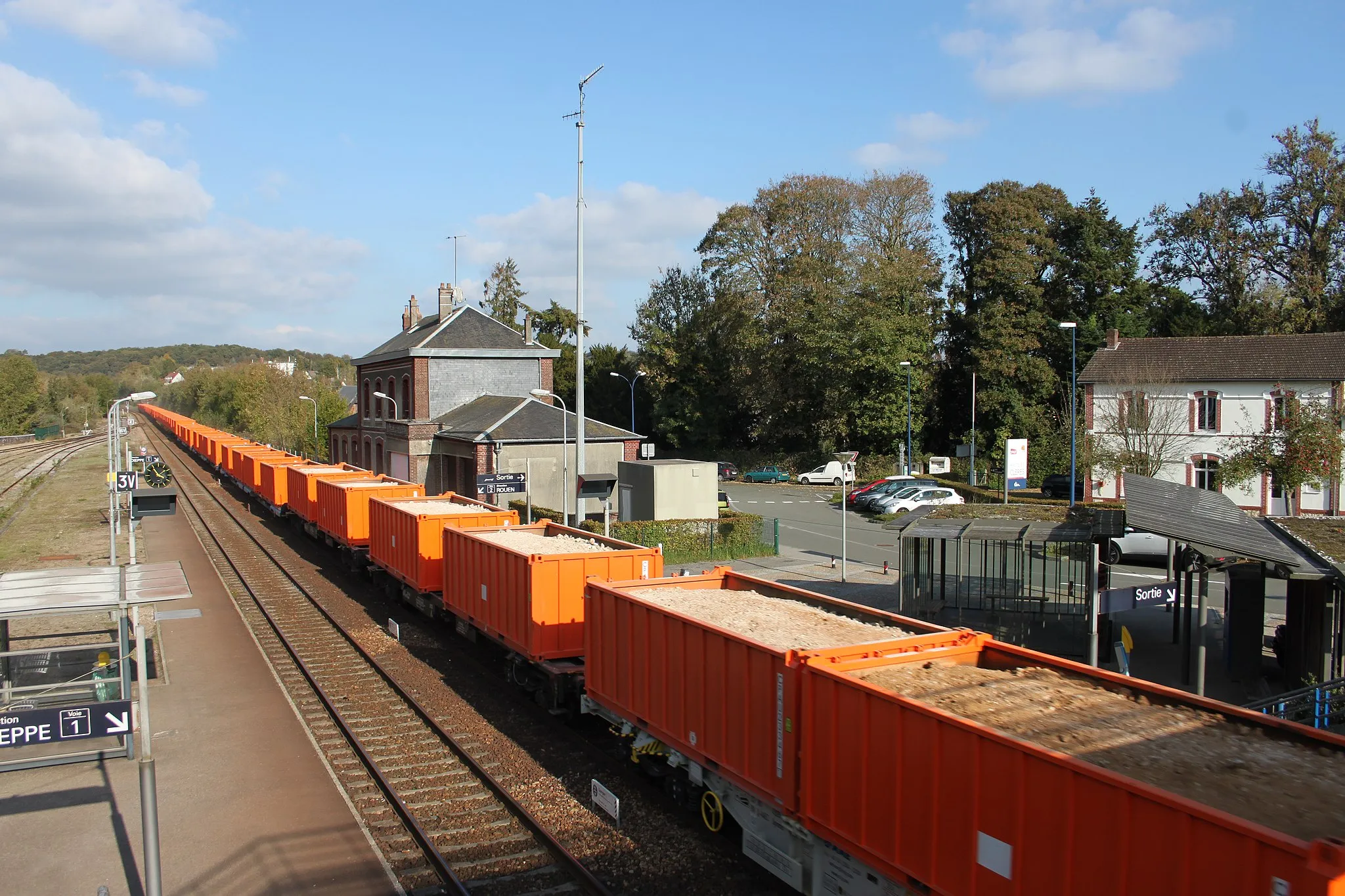 Photo showing: Clères (76), ligne de Malaunay à Dieppe, gare principale et à droite ancienne gare de la ligne Gueures - Clères (passage d'un train de terre provenant de Rouxmesnil-Bouteille pour Rouen, tiré par une unité-multiple composée de deux locomotives diesel Vossloh G 1206).