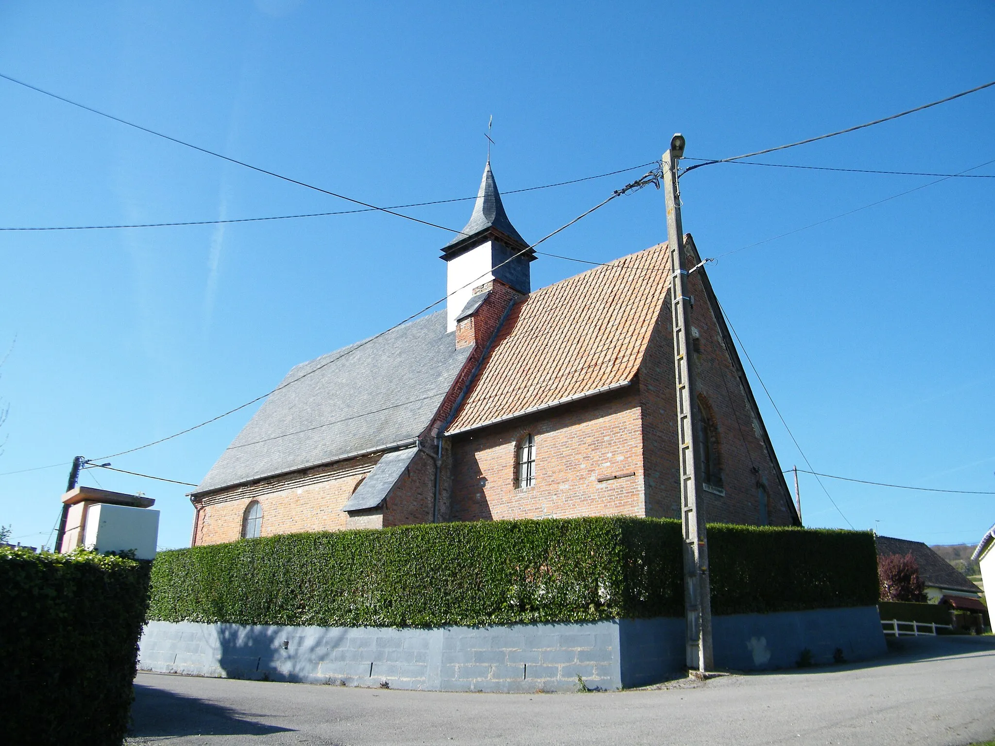 Photo showing: L'église avec ses tuiles.