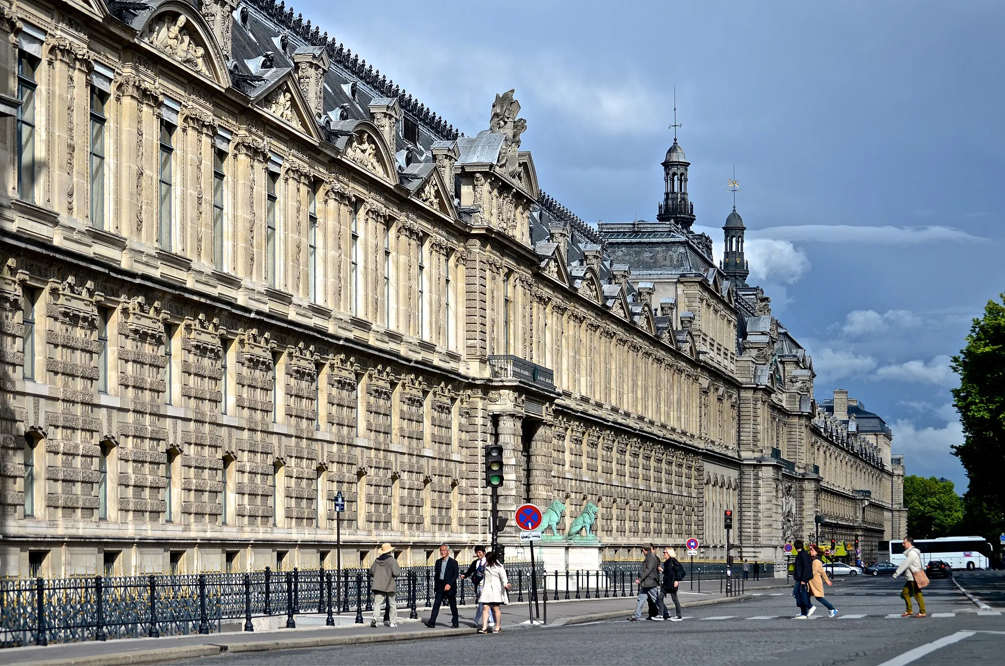 Photo showing: Grande Galerie du Louvre, south facade of the aile de Flore, porte des Lions, quai François Mitterrand, Paris, France.