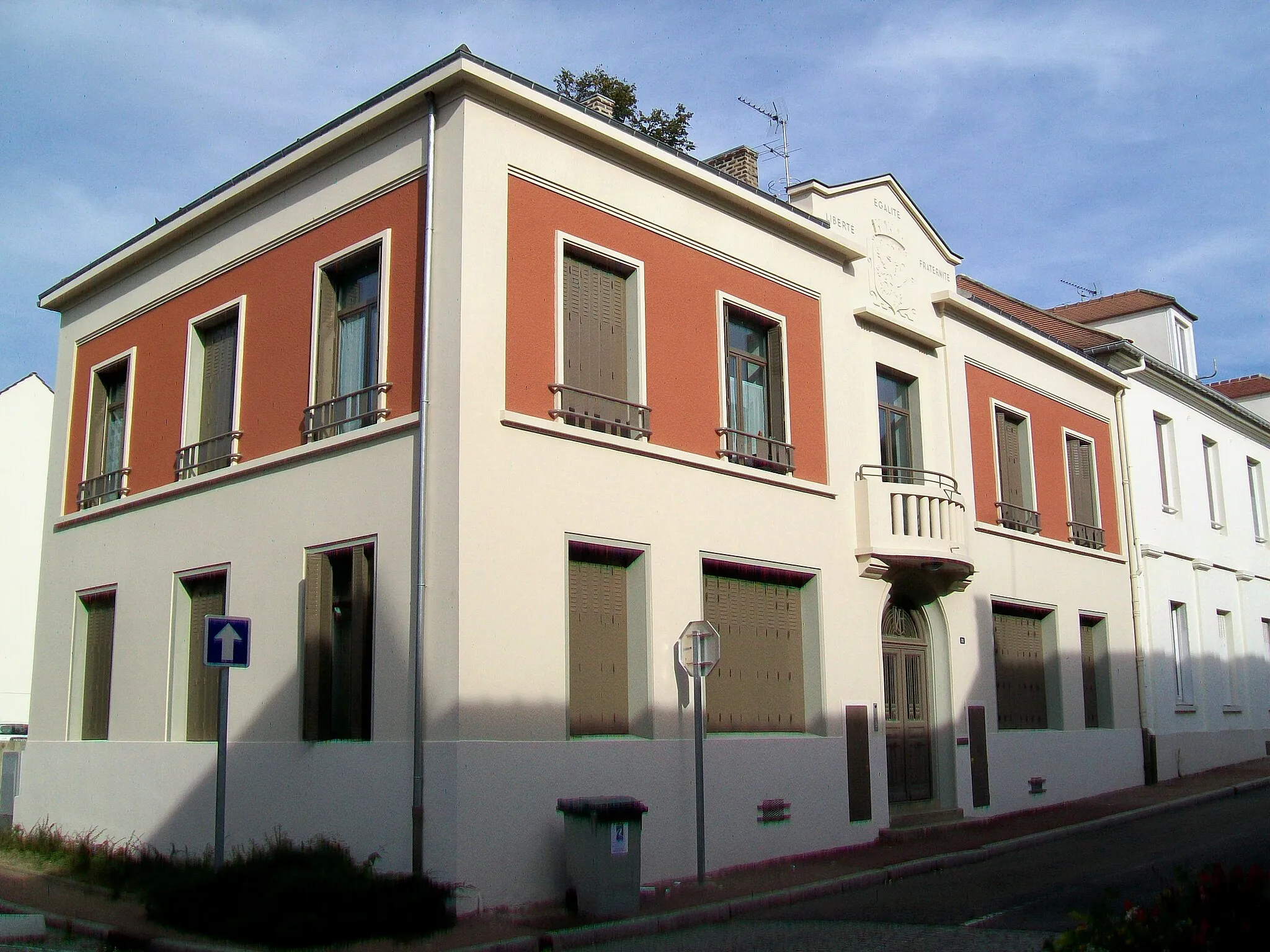 Photo showing: L'ancienne mairie-école de 1910, désaffectée en 1986, au 31 rue de Paris.