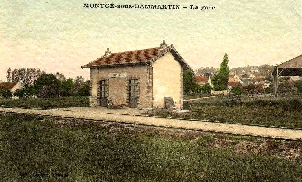 Photo showing: La gare du « tacot » au début de l'exploitation. Le bâtiment-voyageurs fut doté d'un étage bientôt après. La gare se trouvait au sud du village, dans le prolongement de l'impasse de l'Arabie.