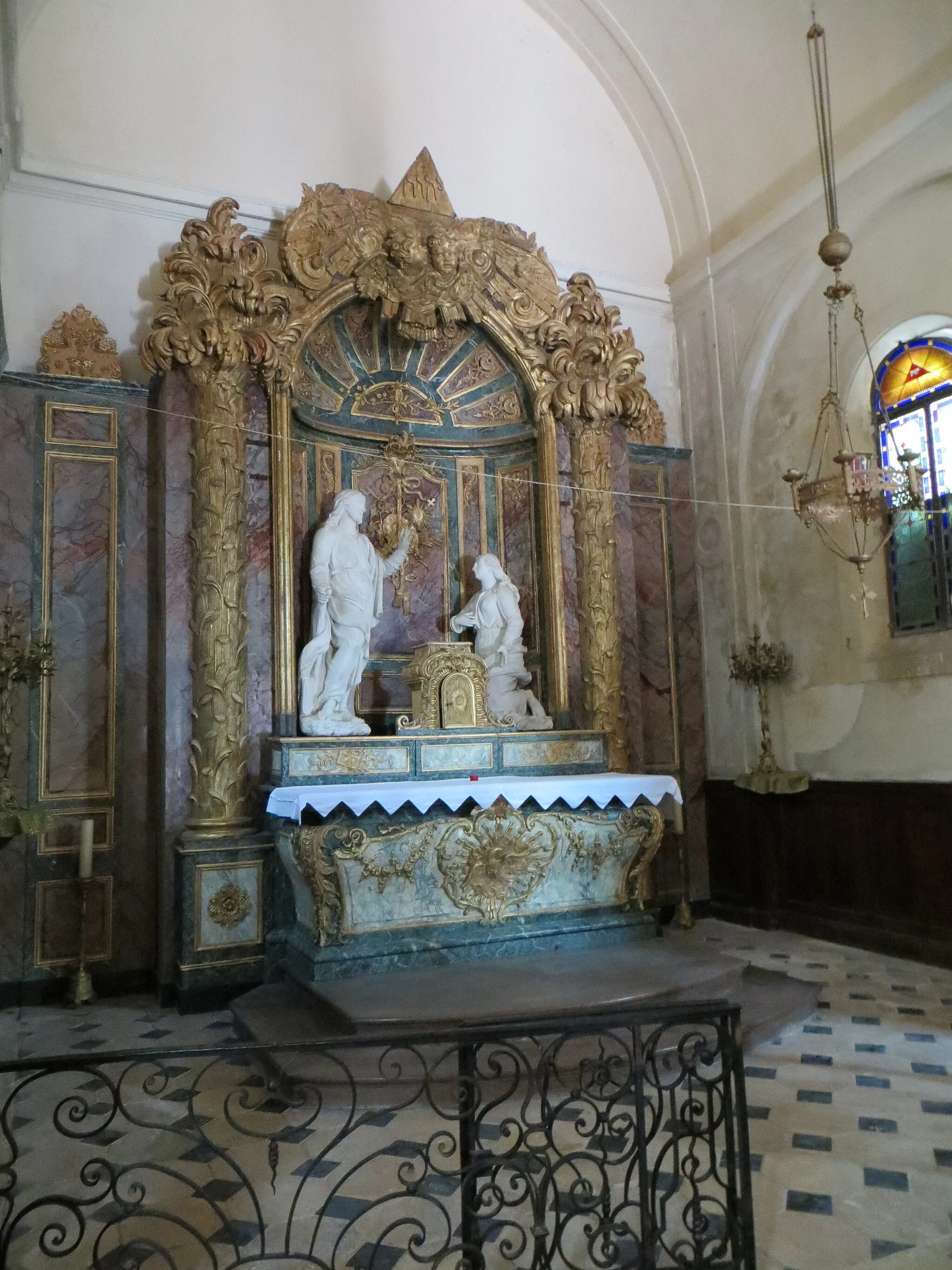 Photo showing: Retable de l'église. XVIIIe siècle, bois polychrome et doré, style Louis XV. Retable acheté par M. Oudot en provenance de l'Hôtel-Dieu de Meaux, détruit en 1846. L'aigle sur le galbe de l'autel est une référence à Bossuet (d'après notice de présentation dans l'église)