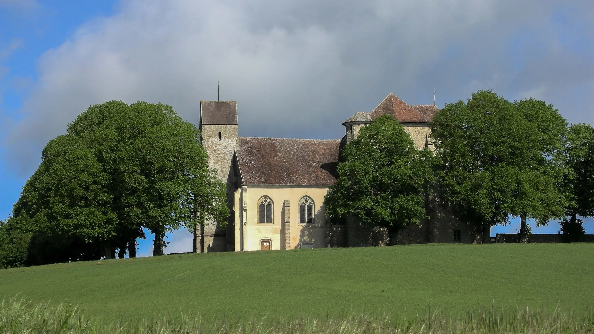 Photo showing: The church of Saint Martin, built on the hill of Doue, dominates the Brie plain, and is nicknamed "Phare de la Brie".