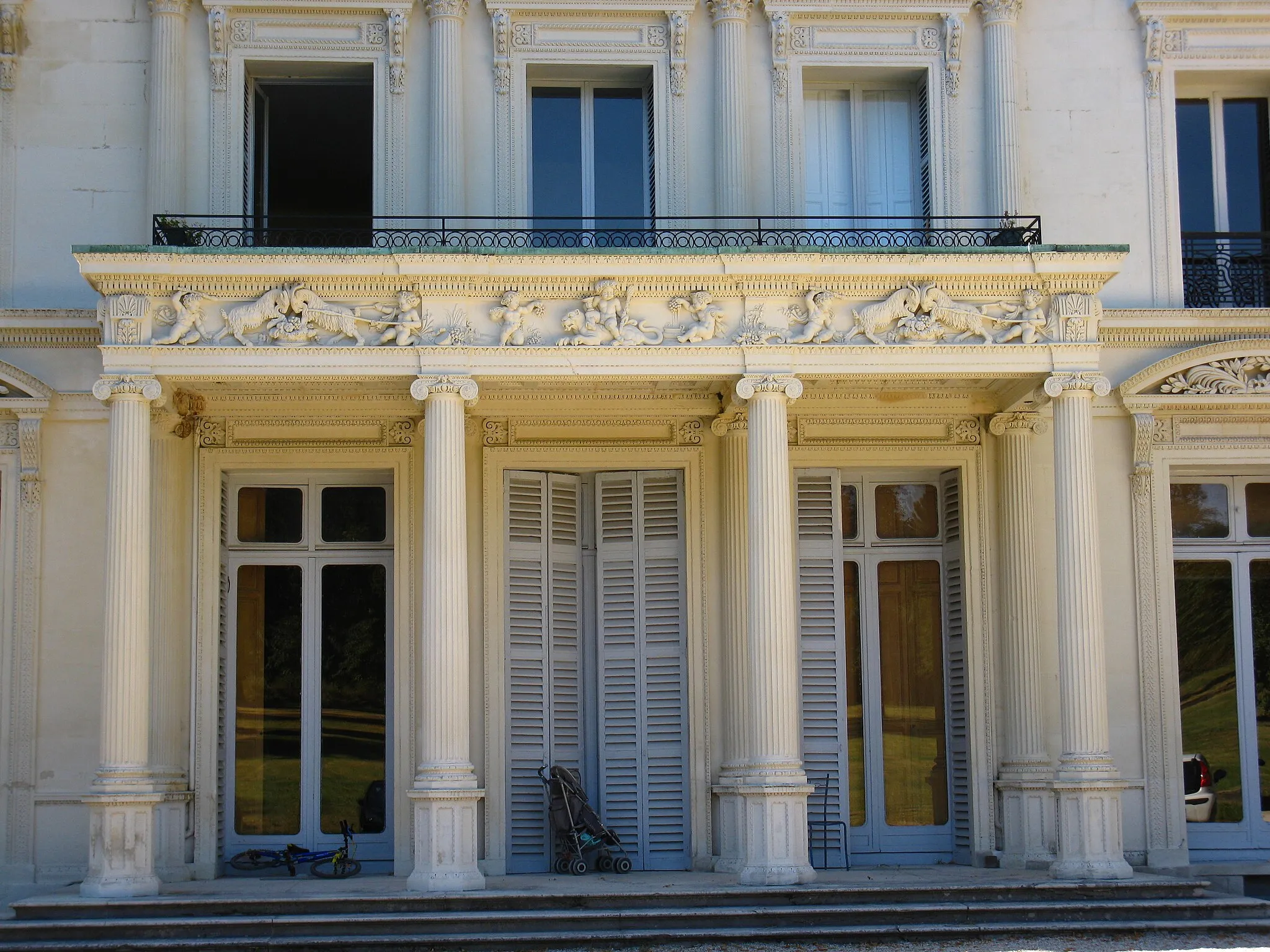 Photo showing: Front door of the castle of Piple in Boissy-Saint-Léger (94).