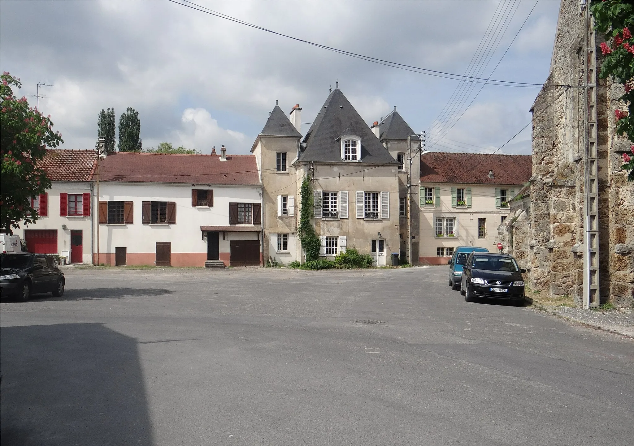 Photo showing: Place de l'église, Sablonnères, Seine-et-Marne, France.