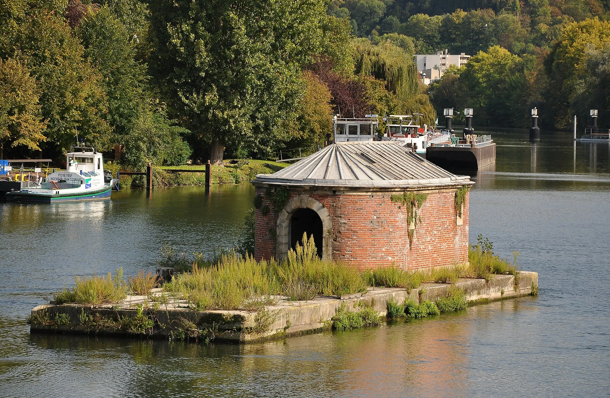 Photo showing: The building on the Seine River, belonging to the machine of Dufrayer in Bougival in Yvelines department of France. The machine pool the water to the ponds of Château de Versailles. The building served to garage "needles", wooden slats of 3,20 m of length, put the some next to the others who regulated the flow of the Seine.