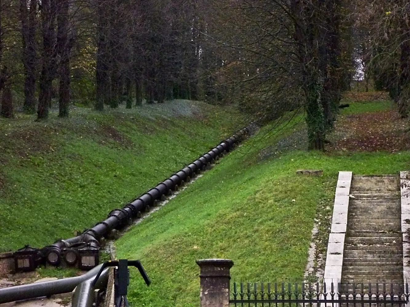 Photo showing: Old water pipe, remnant of the Machine de Marly, on the hillside of Bougival towards Louveciennes (Yvelines, France).