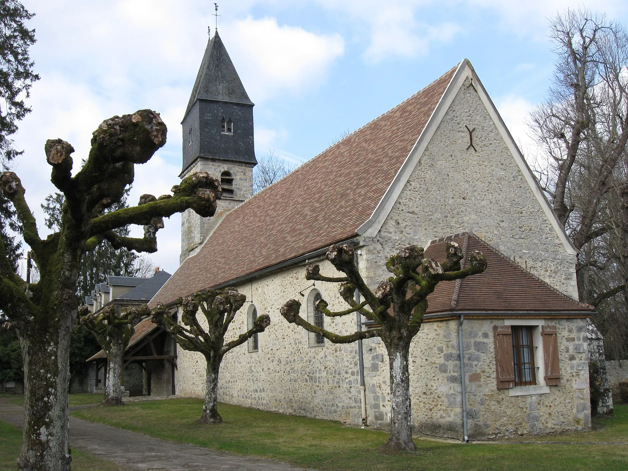 Photo showing: L'église paroissiale Saint-Pierre de Poigny-la-Forêt (département des Yvelines, région Île-de-France).