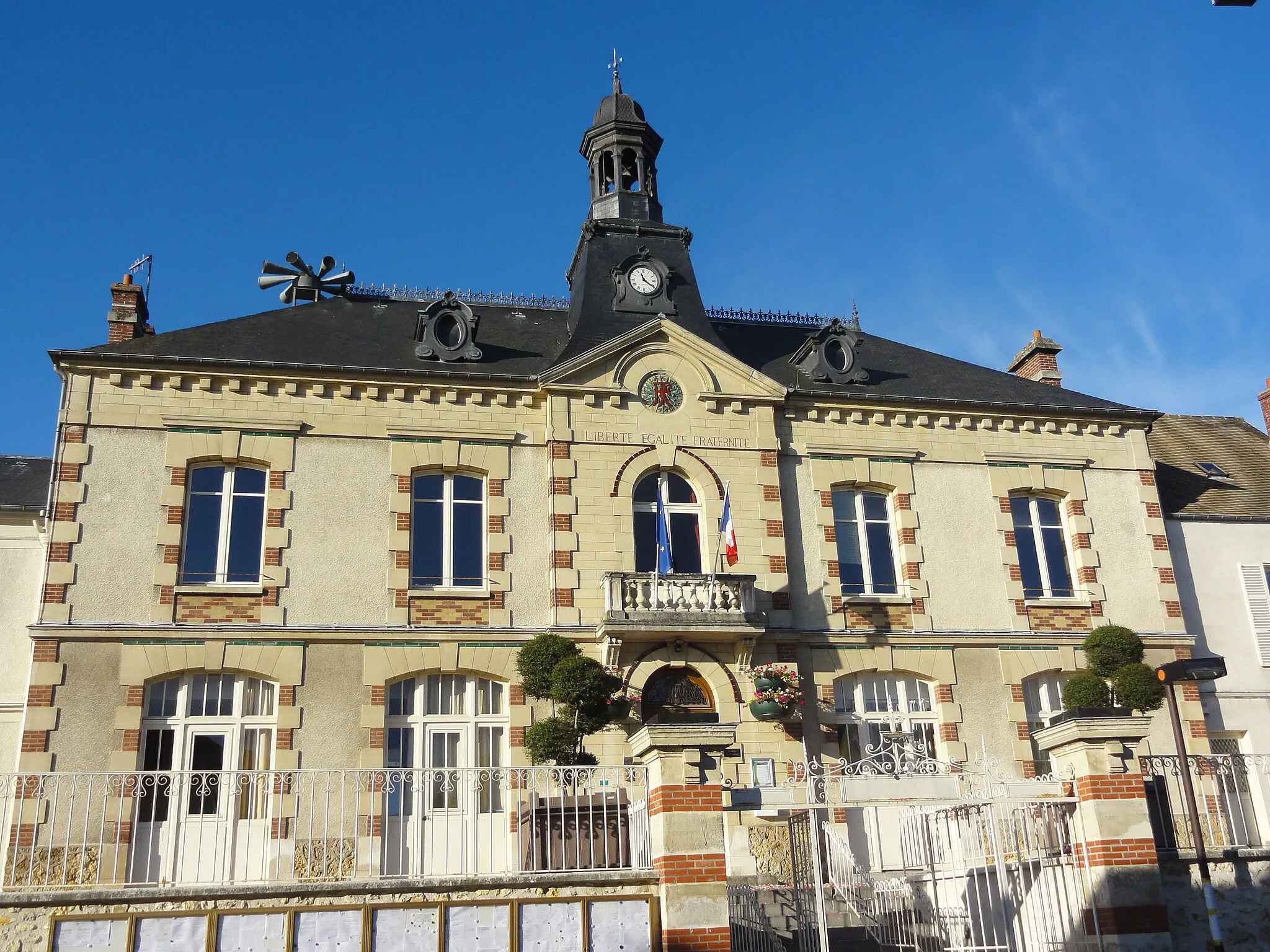 Photo showing: La mairie, sur la Grande rue du village ancien.