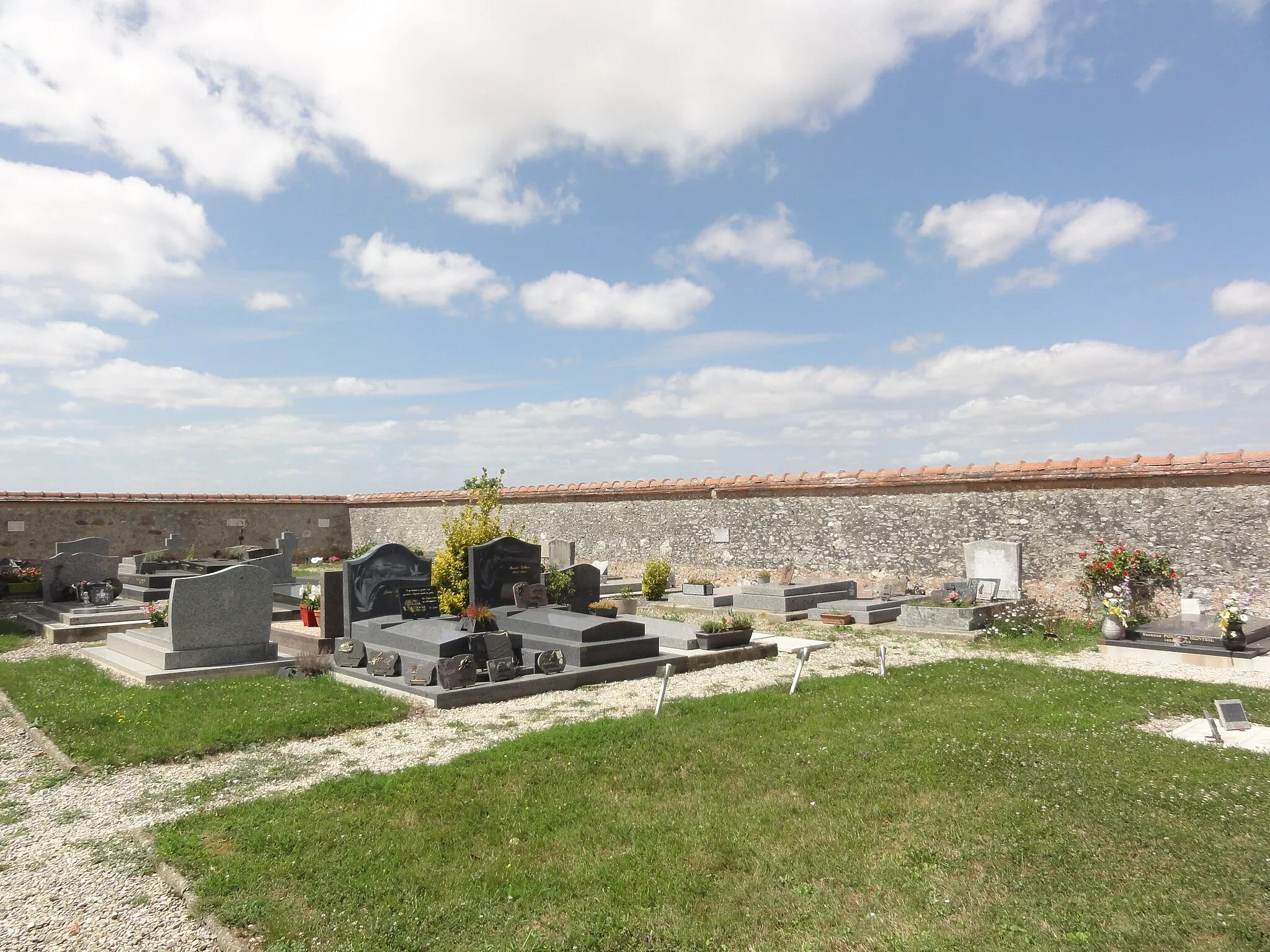 Photo showing: Mortery (Seine-et-Marne) cimetière