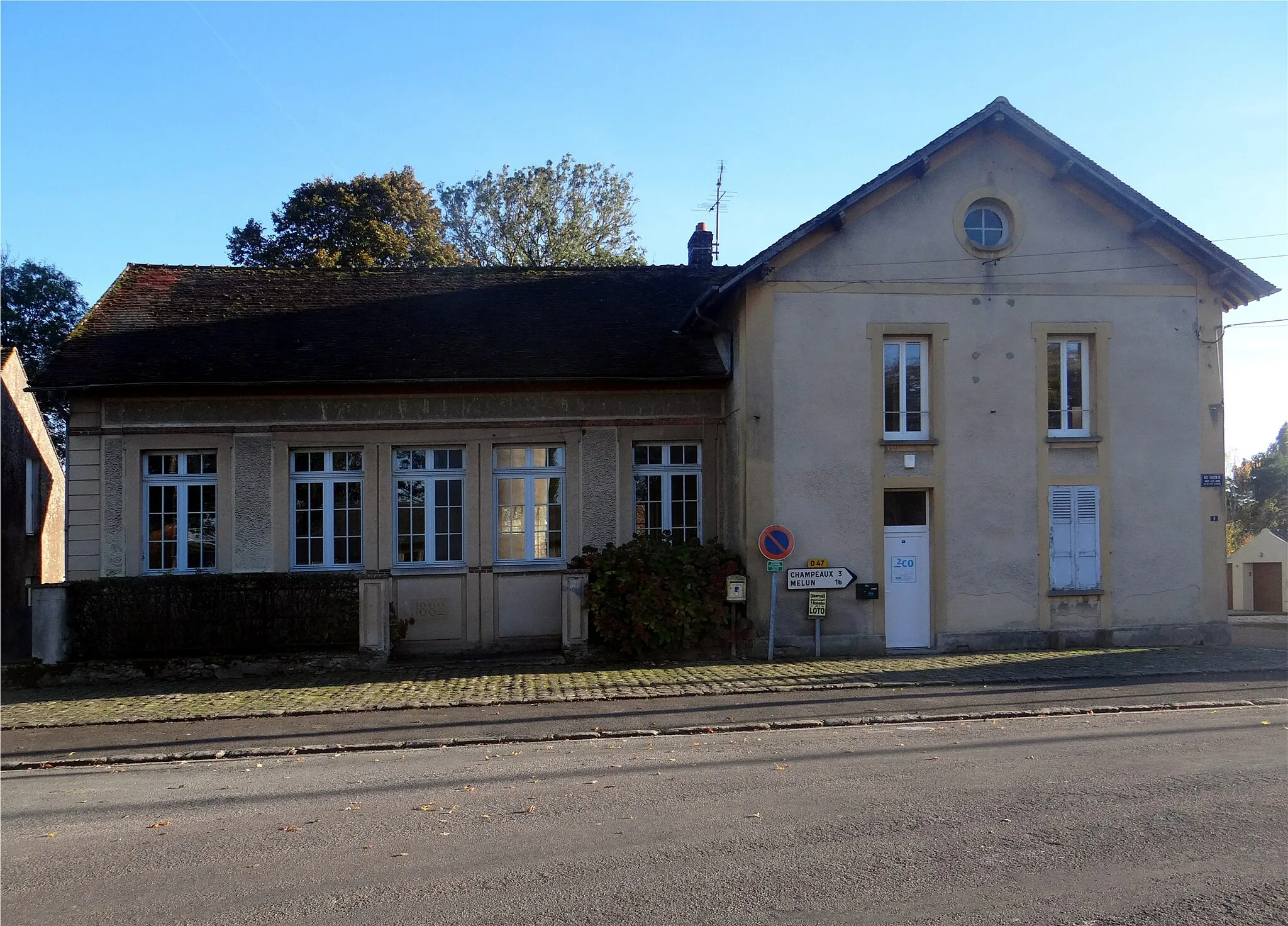 Photo showing: École et ancienne mairie, Andrezel, Seine-et-Marne, France.