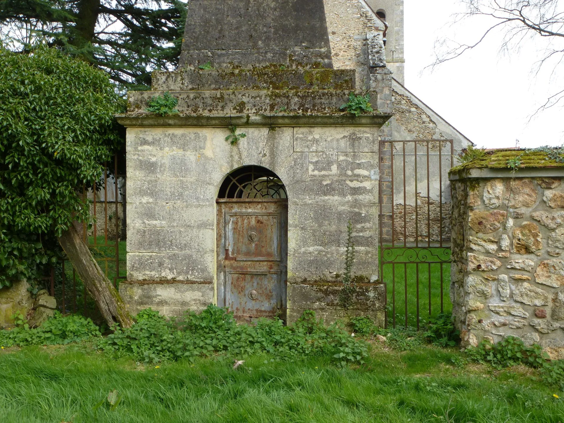 Photo showing: Détail de la porte du mausolée de Joseph Pierre de Marson, Liverdy-en-Brie