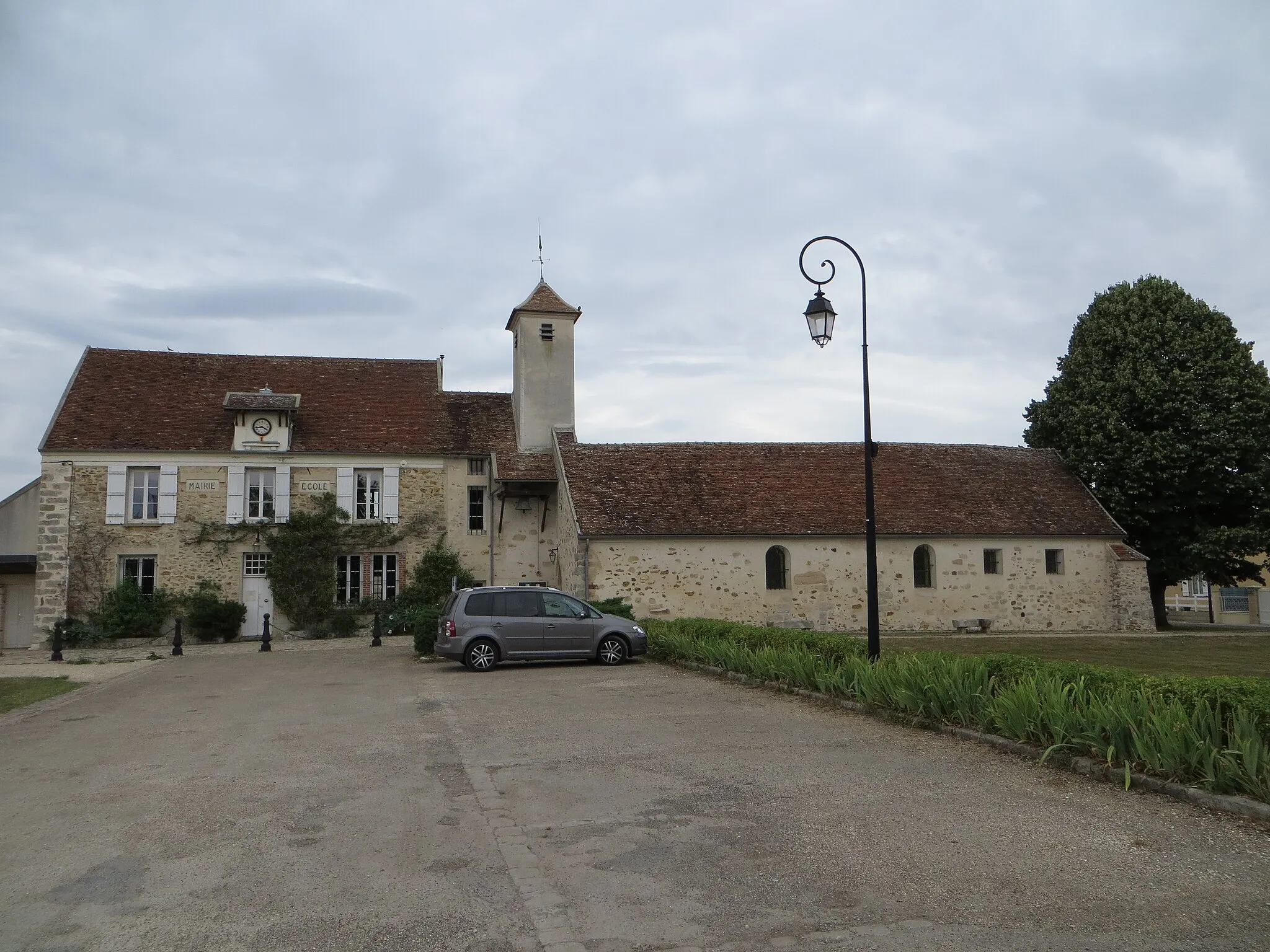 Photo showing: De gauche à droite, la mairie-école et l'église