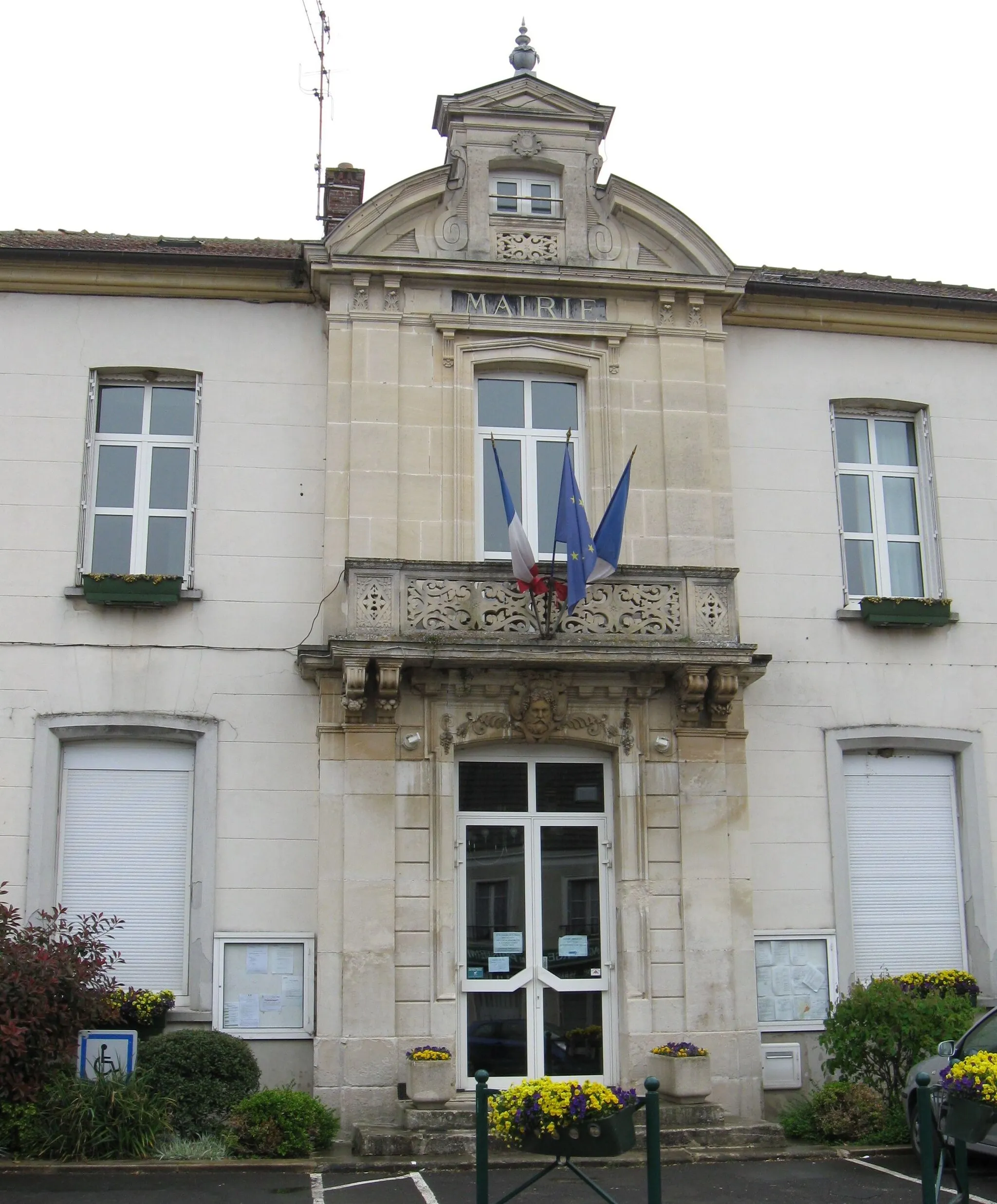 Photo showing: Mairie de Guérard. (Seine-et-Marne, région Île-de-France).
