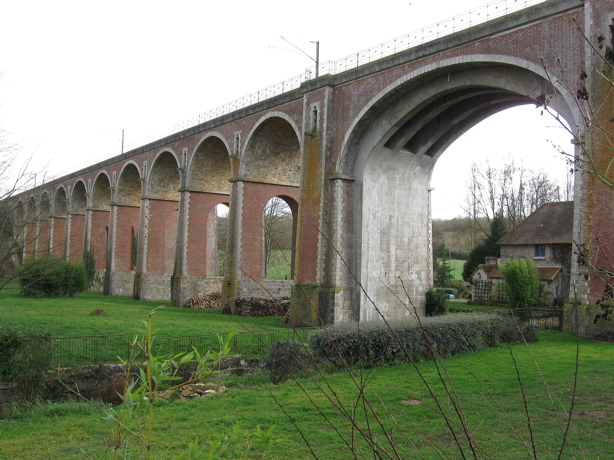 Photo showing: Viaduc ferroviaire de l'Aubetin. En arrière plan, le moulins du Gué-Plat. (département de la Seine-et-Marne, région Île-de-France).