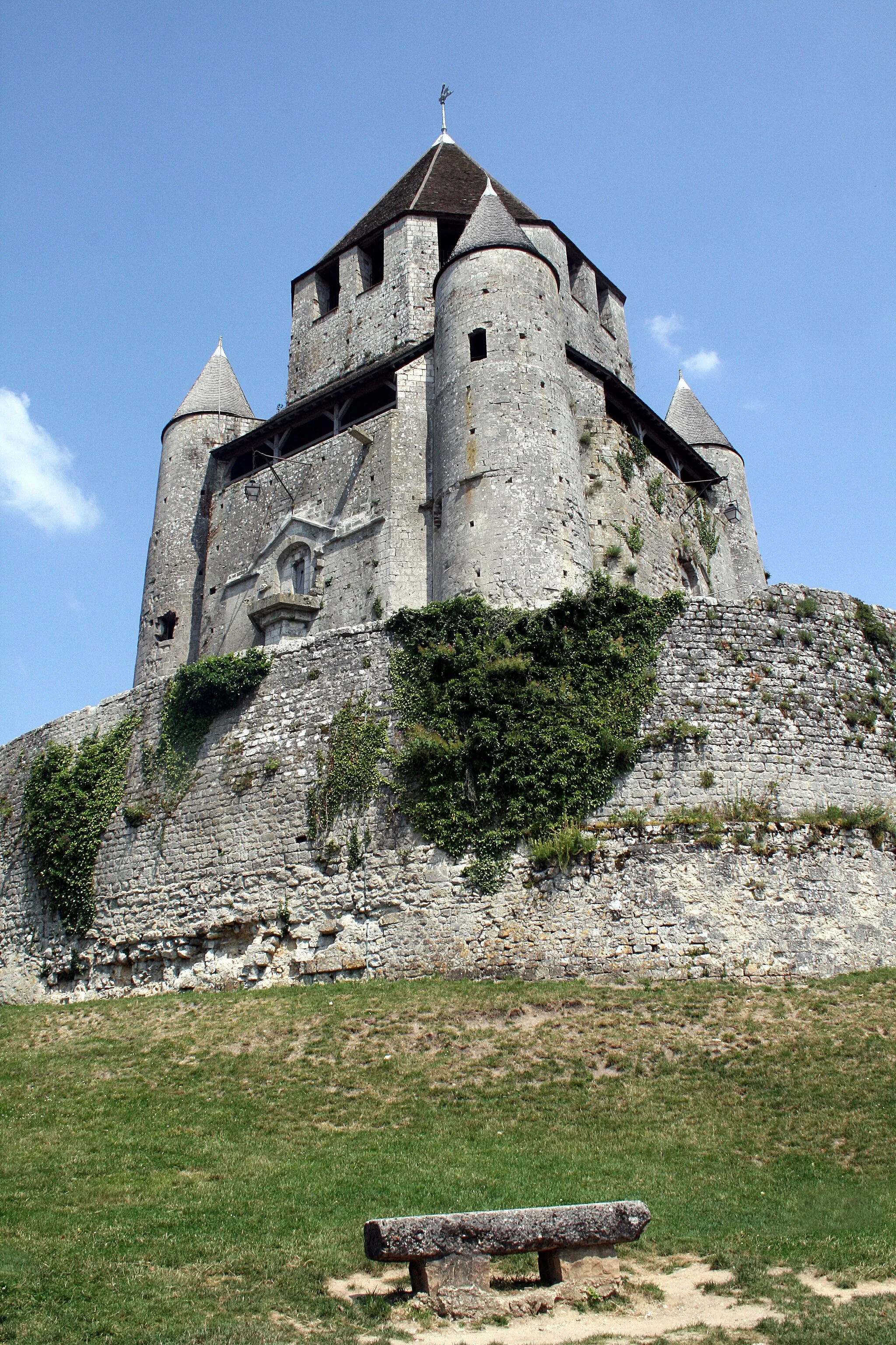 Photo showing: Provins (Île-de-France), the Tour César (12 th century) seen from rue de la Pie.