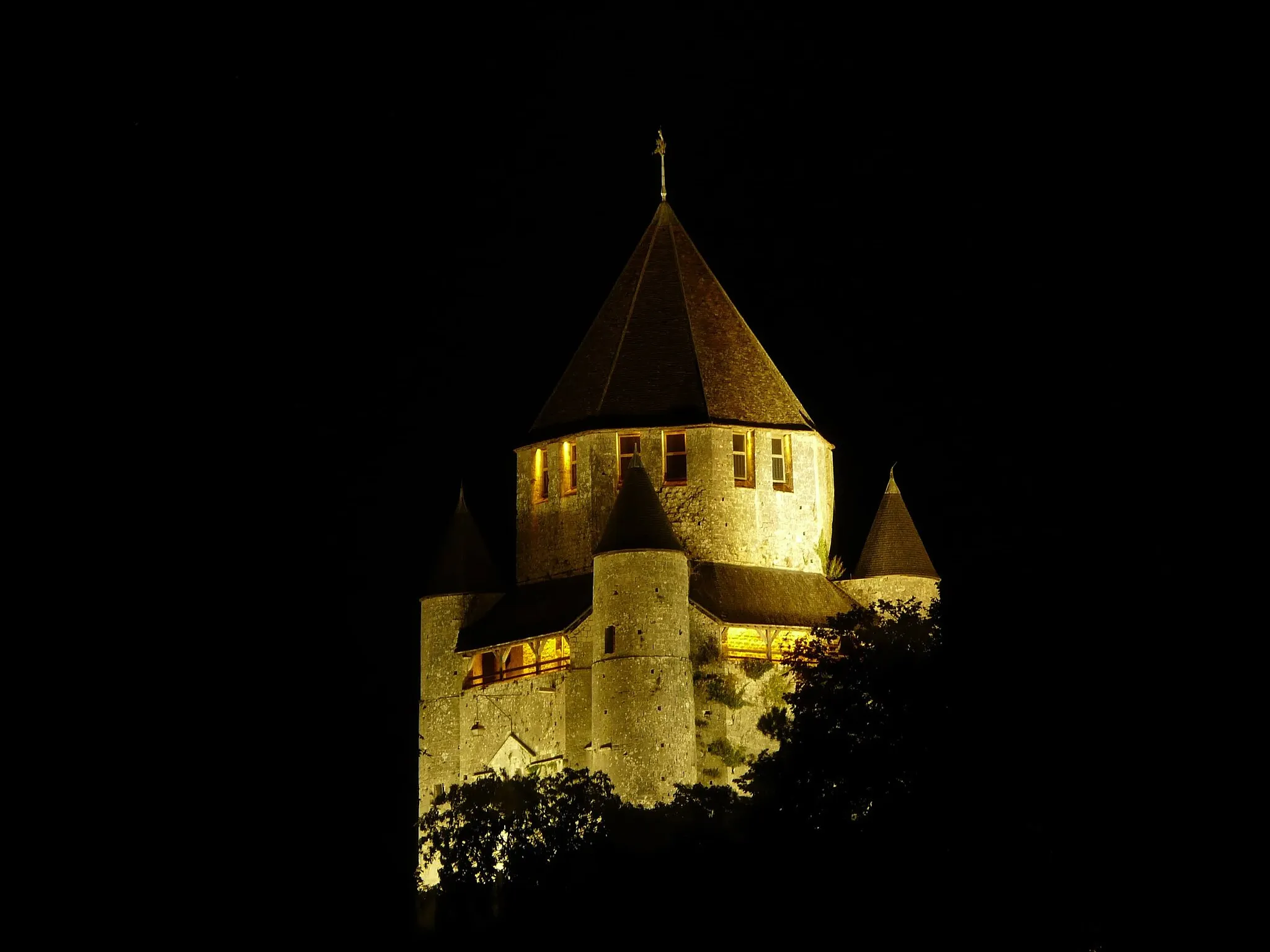 Photo showing: Tour César de nuit - photo prise par Thomas Vautrin