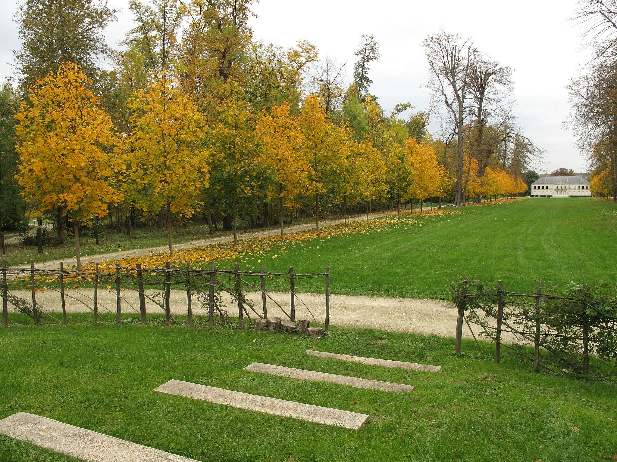 Photo showing: Path of the castle of Rentilly (Seine-et-Marne, France) in autumn.