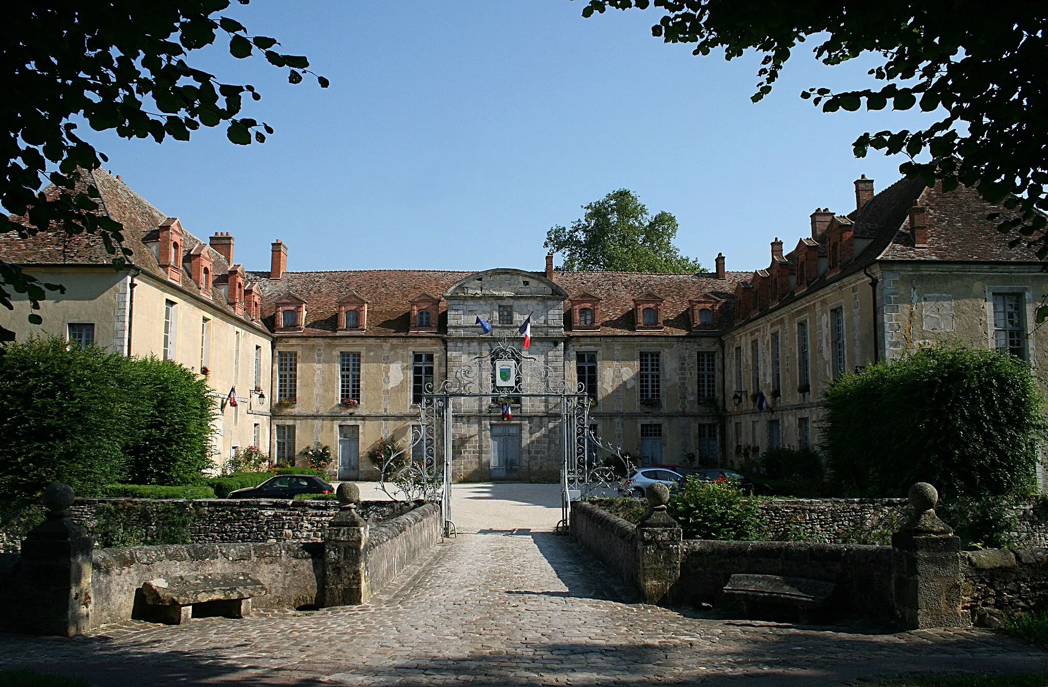 Photo showing: La Chapelle-Gauthier ( Seine-et-Marne]), the former castle (12th century, 1st half 17th century, 18th century) housing the town hall  services and the municipal library.