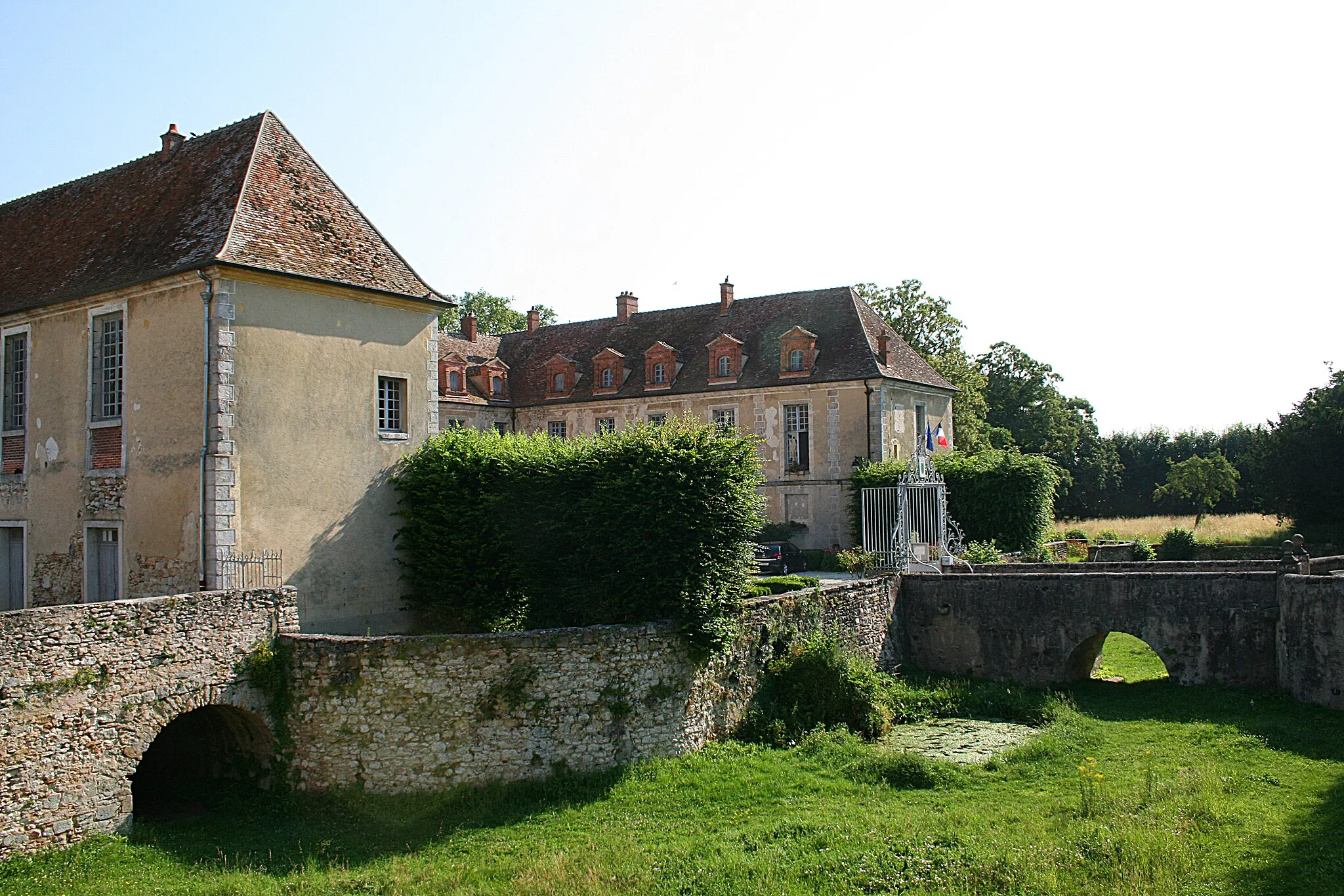 Photo showing: La Chapelle-Gauthier ( Seine-et-Marne]), the former castle (12th century, 1st half 17th century, 18th century) and its moat, now housing the town hall services and the municipal library.