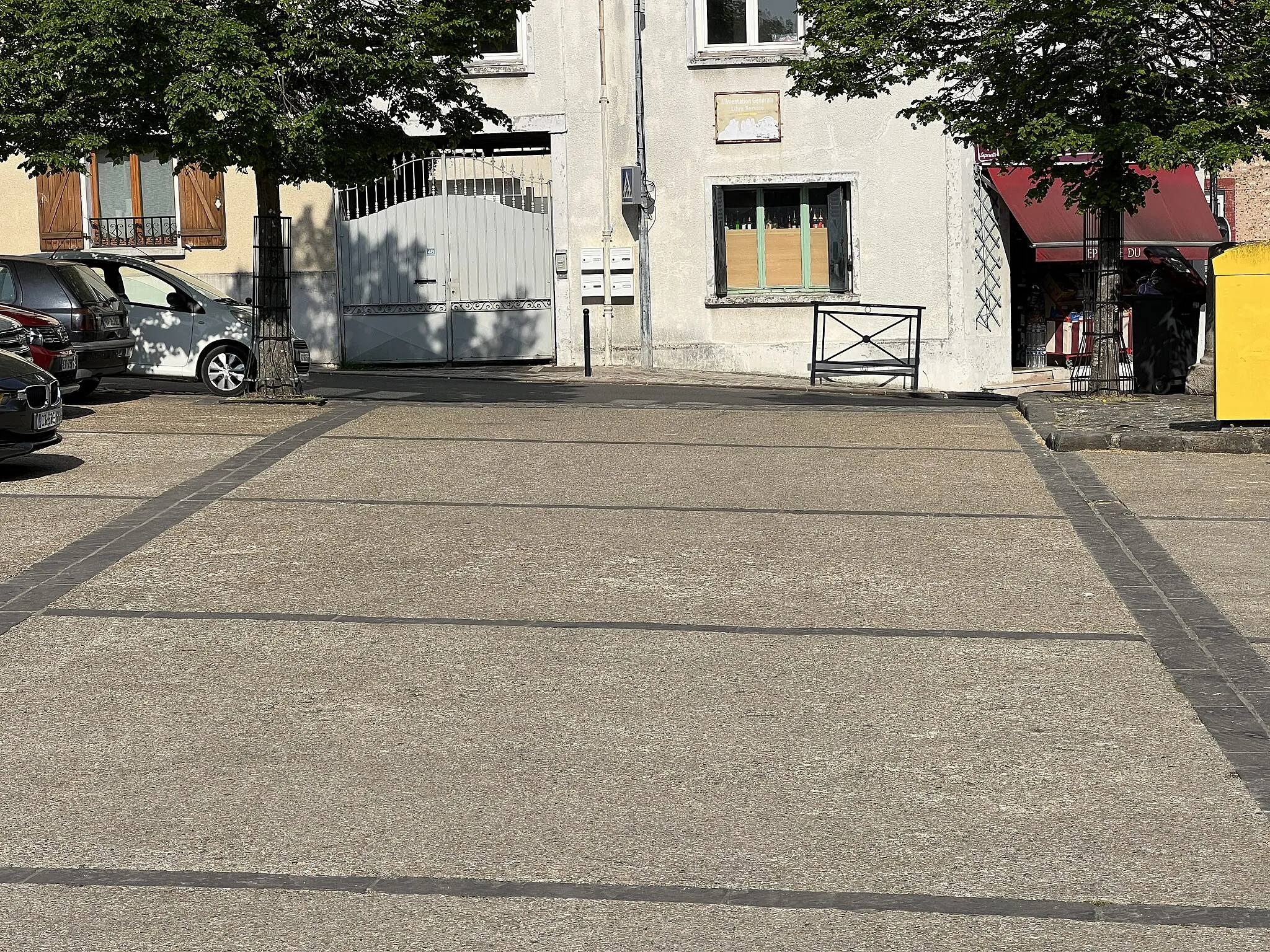 Photo showing: Place de la Tour, La Queue-en-Brie.